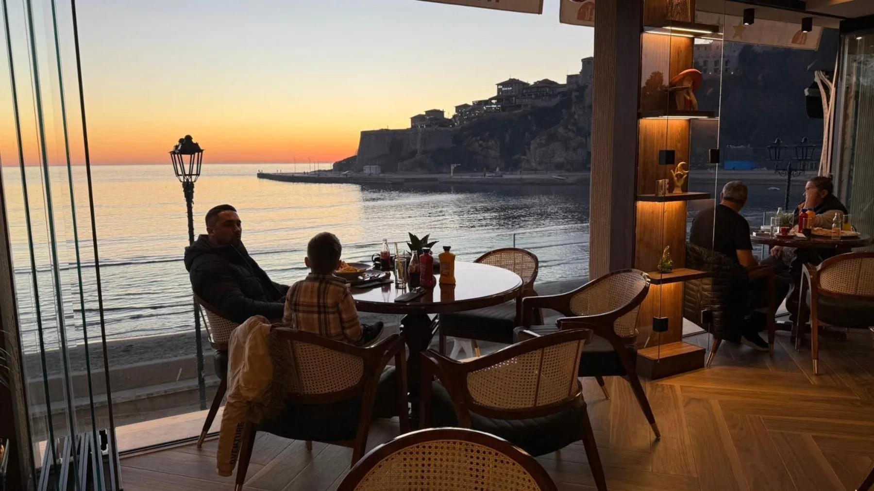 Restaurant/places to eat in Continental Hotel