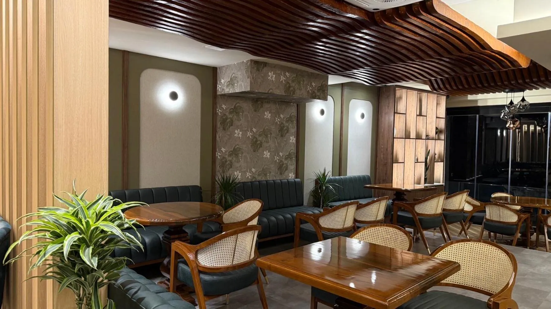 Restaurant/places to eat in Continental Hotel