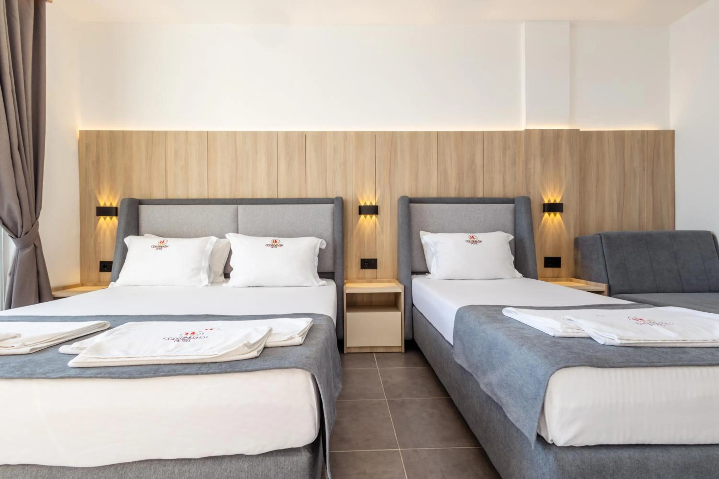 Bedroom, Bed in Continental Hotel