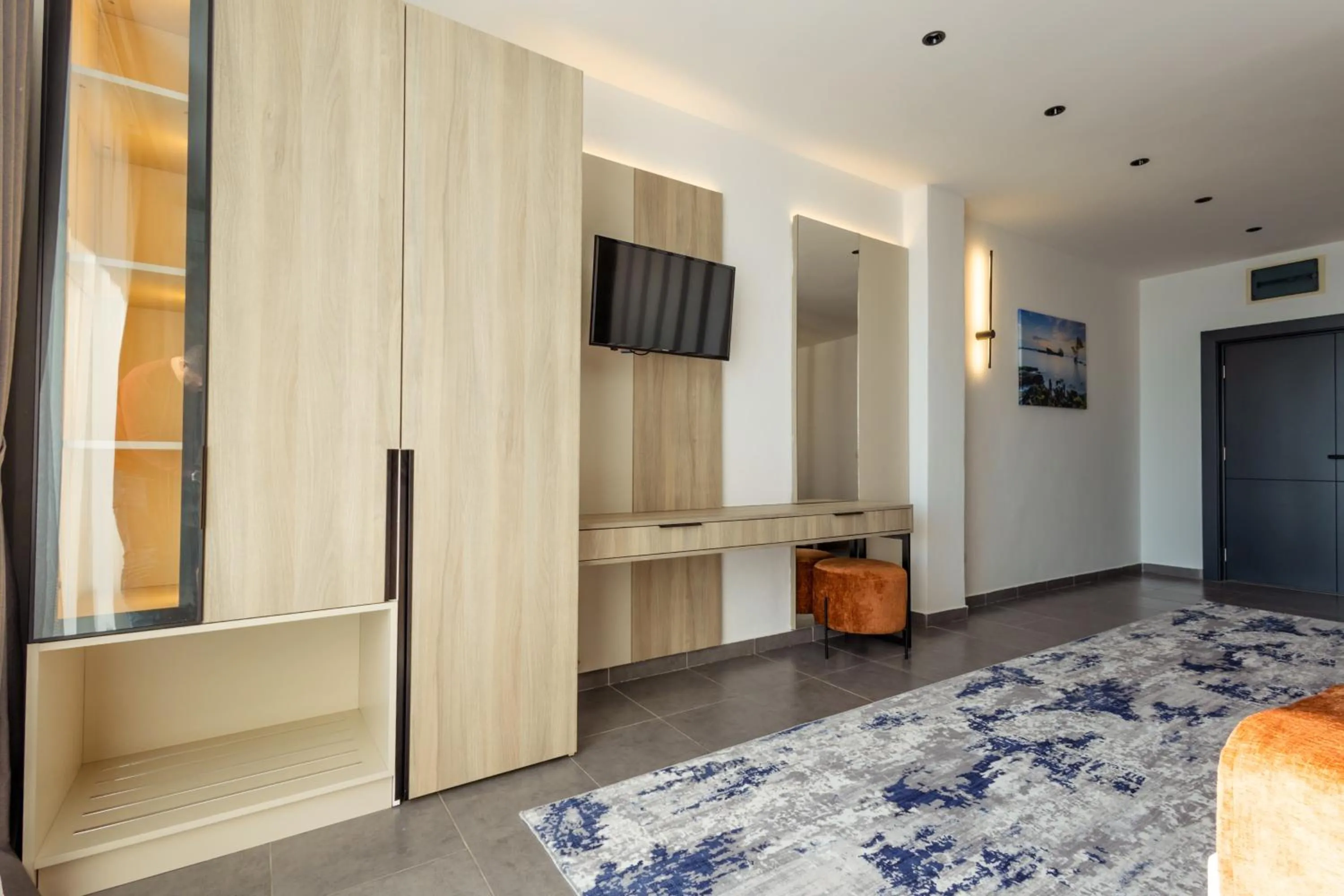 wardrobe, Bed in Continental Hotel