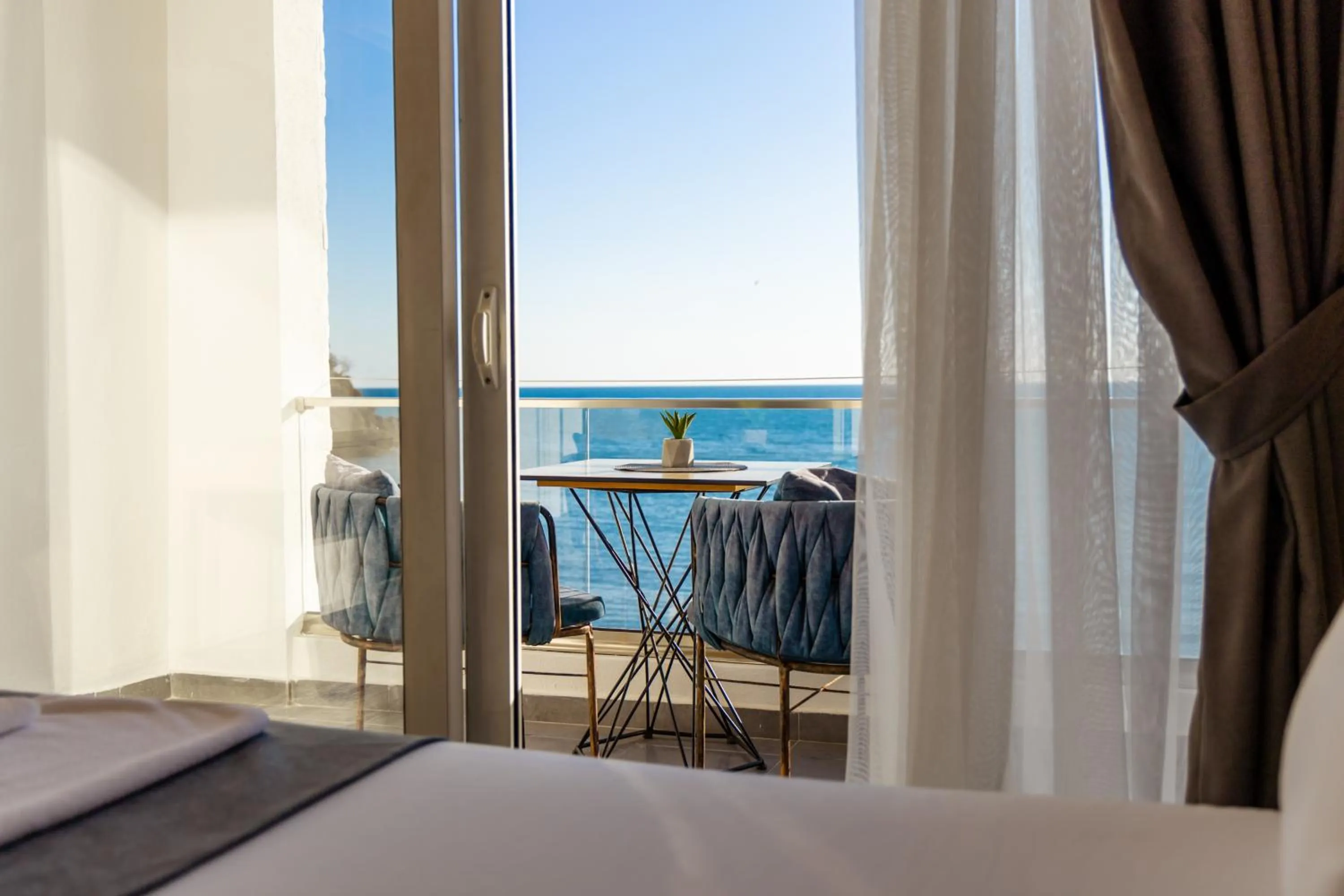 Balcony/Terrace, Bed in Continental Hotel