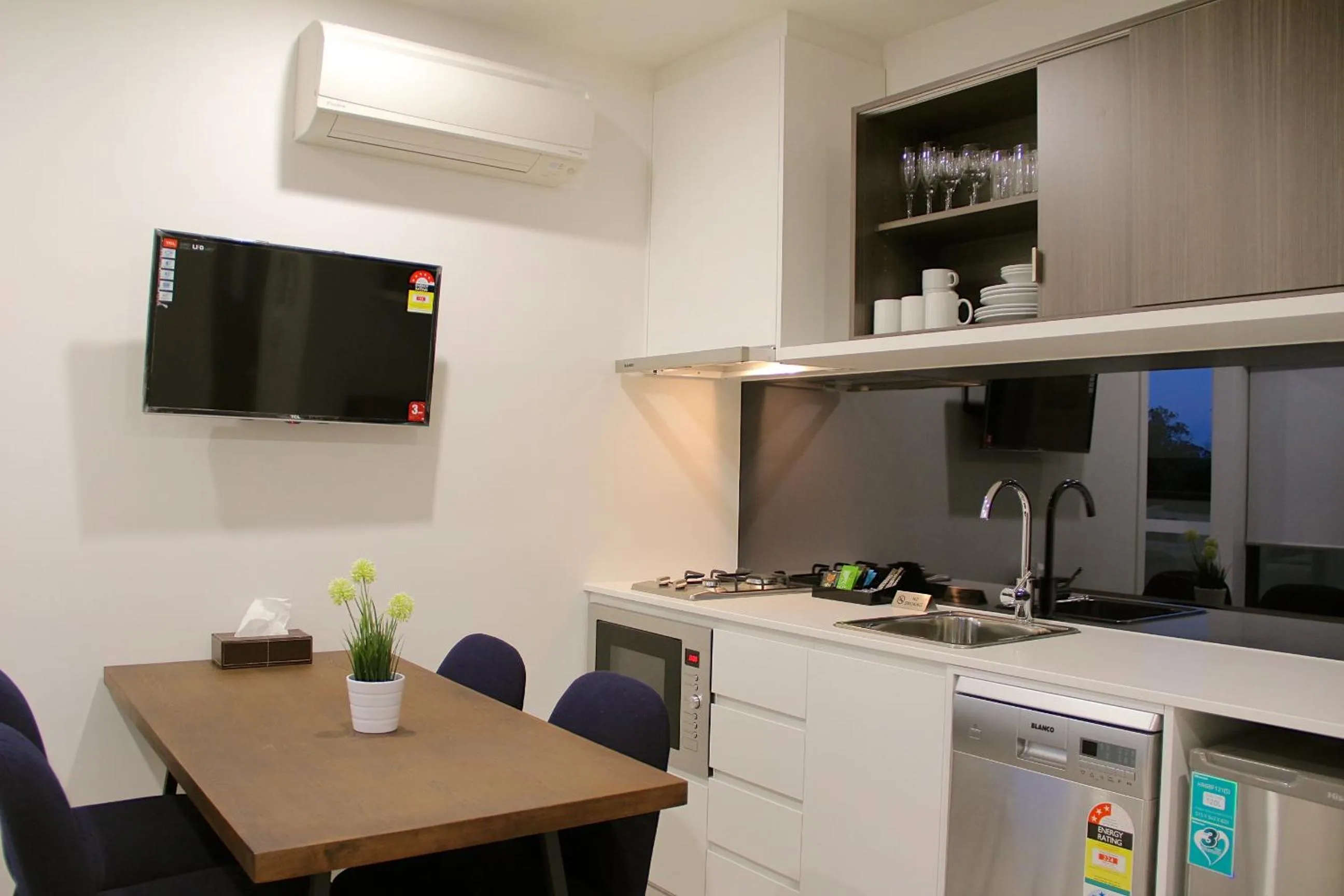 Kitchen or kitchenette in Whitehorse Apartments Hotel