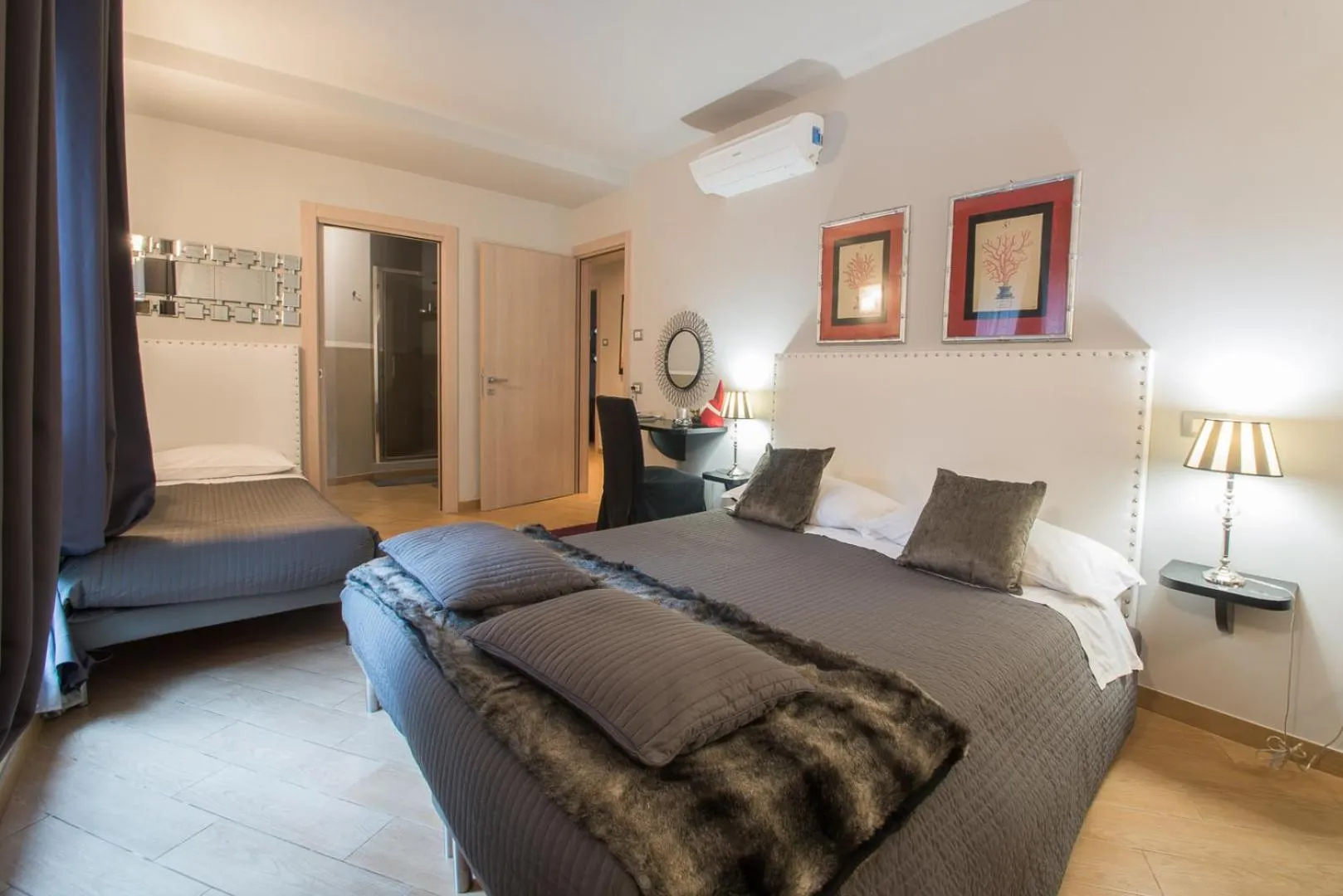 Photo of the whole room, Bed in Residenza Ca' degli Enzi