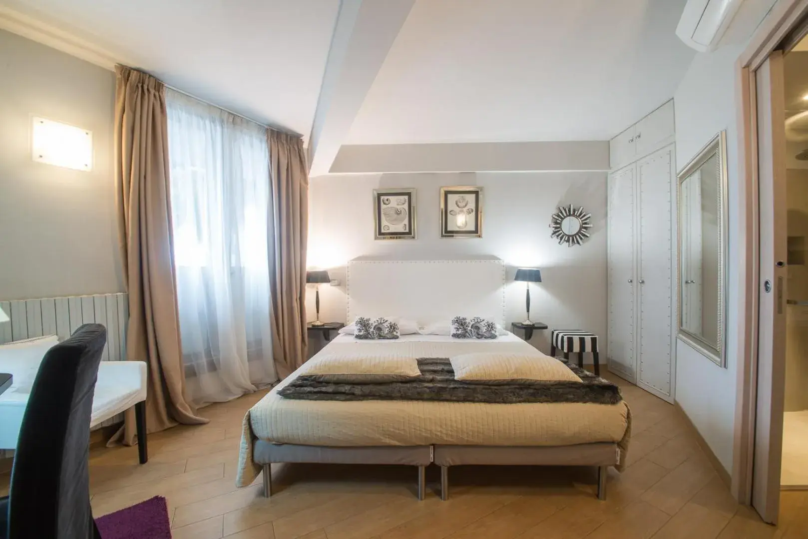 Comfort Double Room with City View in Residenza Ca' degli Enzi Comfort Double Room with City View in Residenza Ca' degli Enzi
