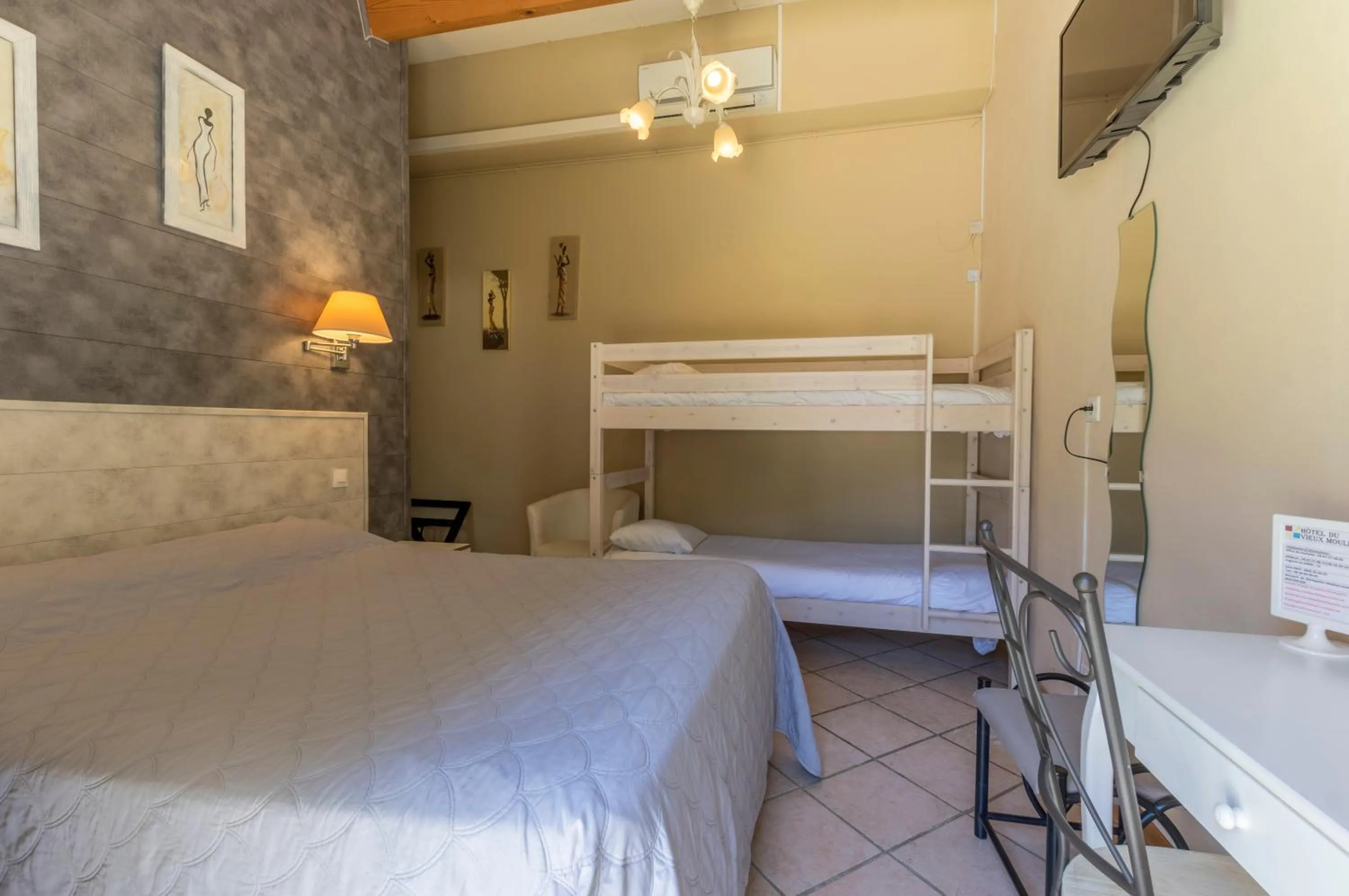 bunk bed, Bed in Logis Hotel Le Vieux Moulin