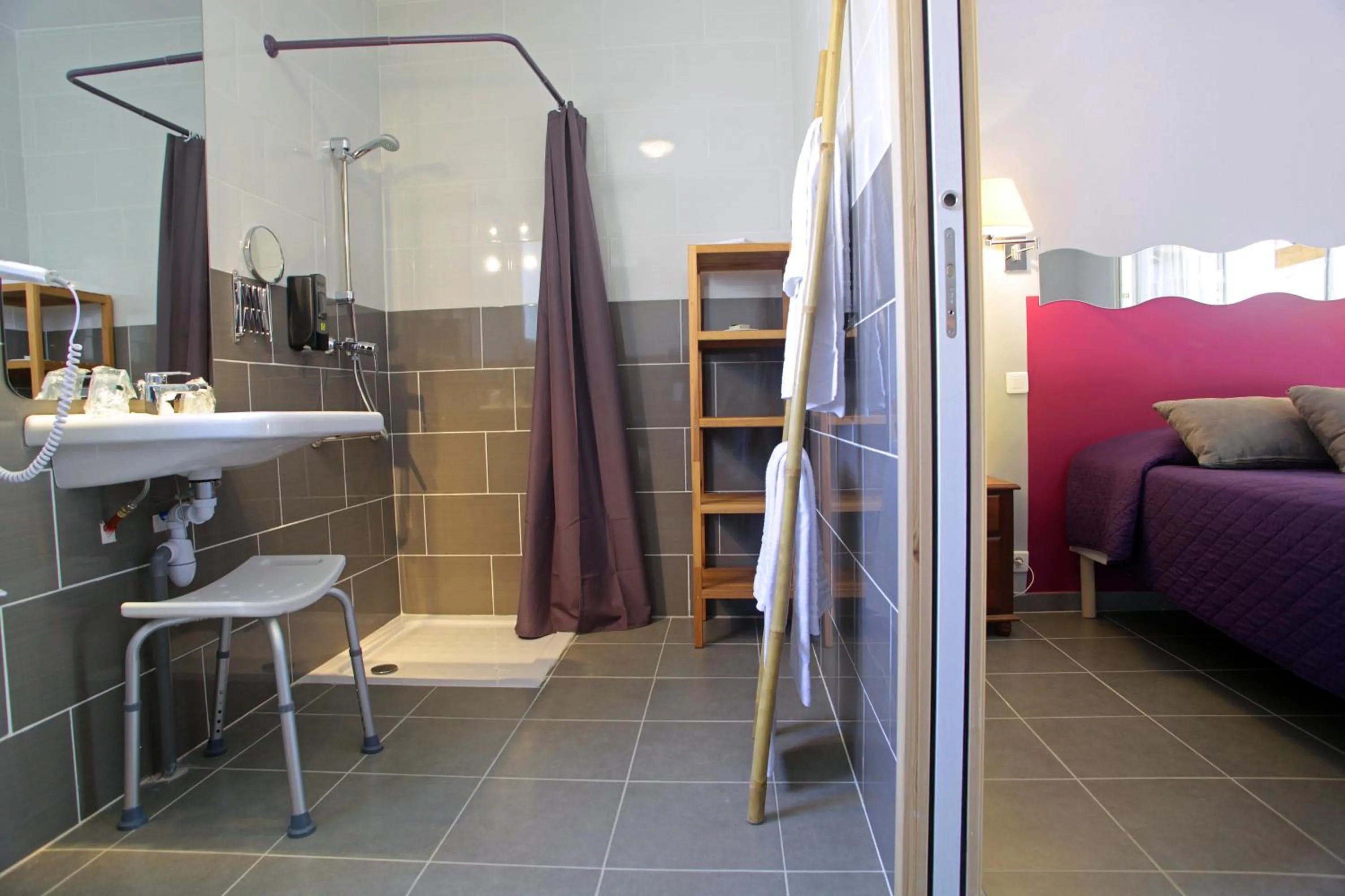 Bathroom, Bed in Logis Hotel Le Vieux Moulin