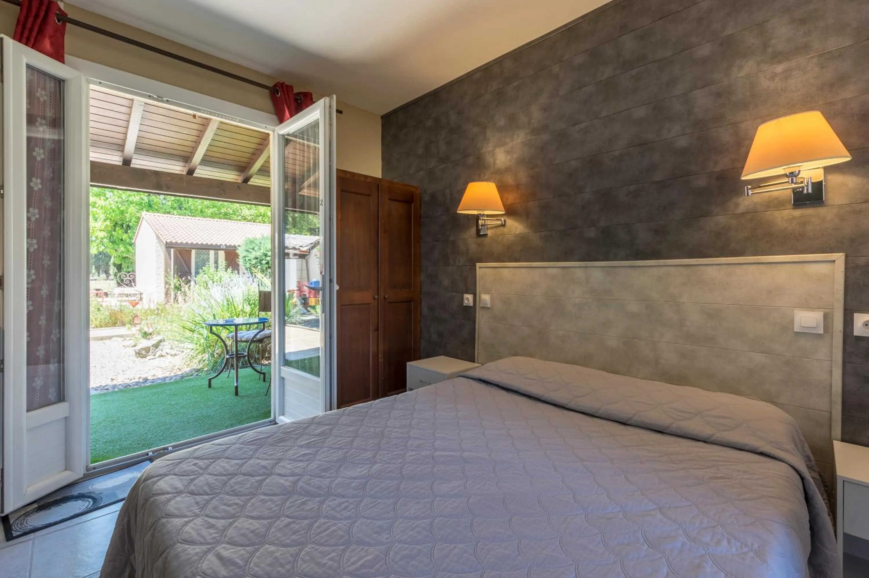 Bed in Logis Hotel Le Vieux Moulin