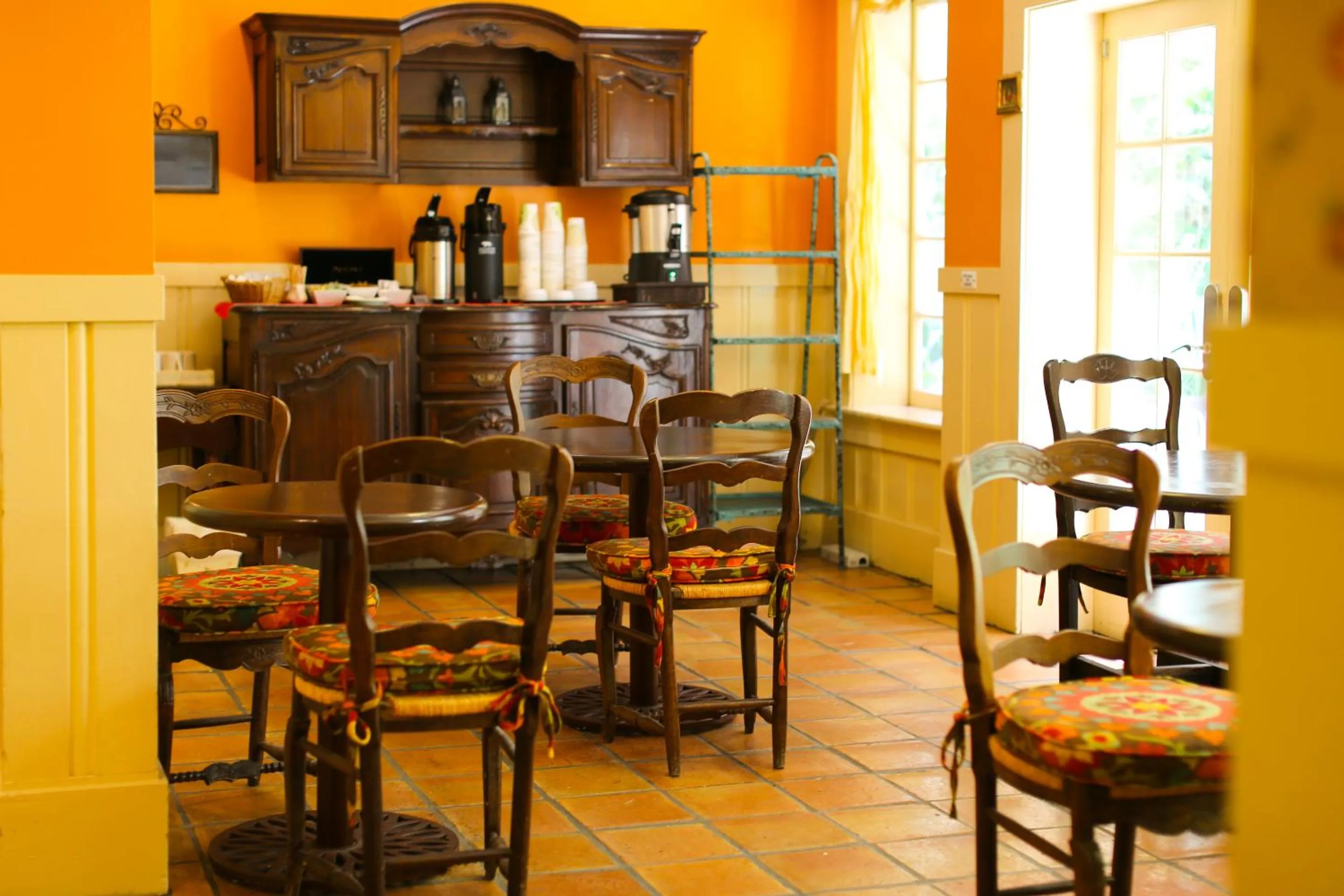 Dining area in Petite Auberge