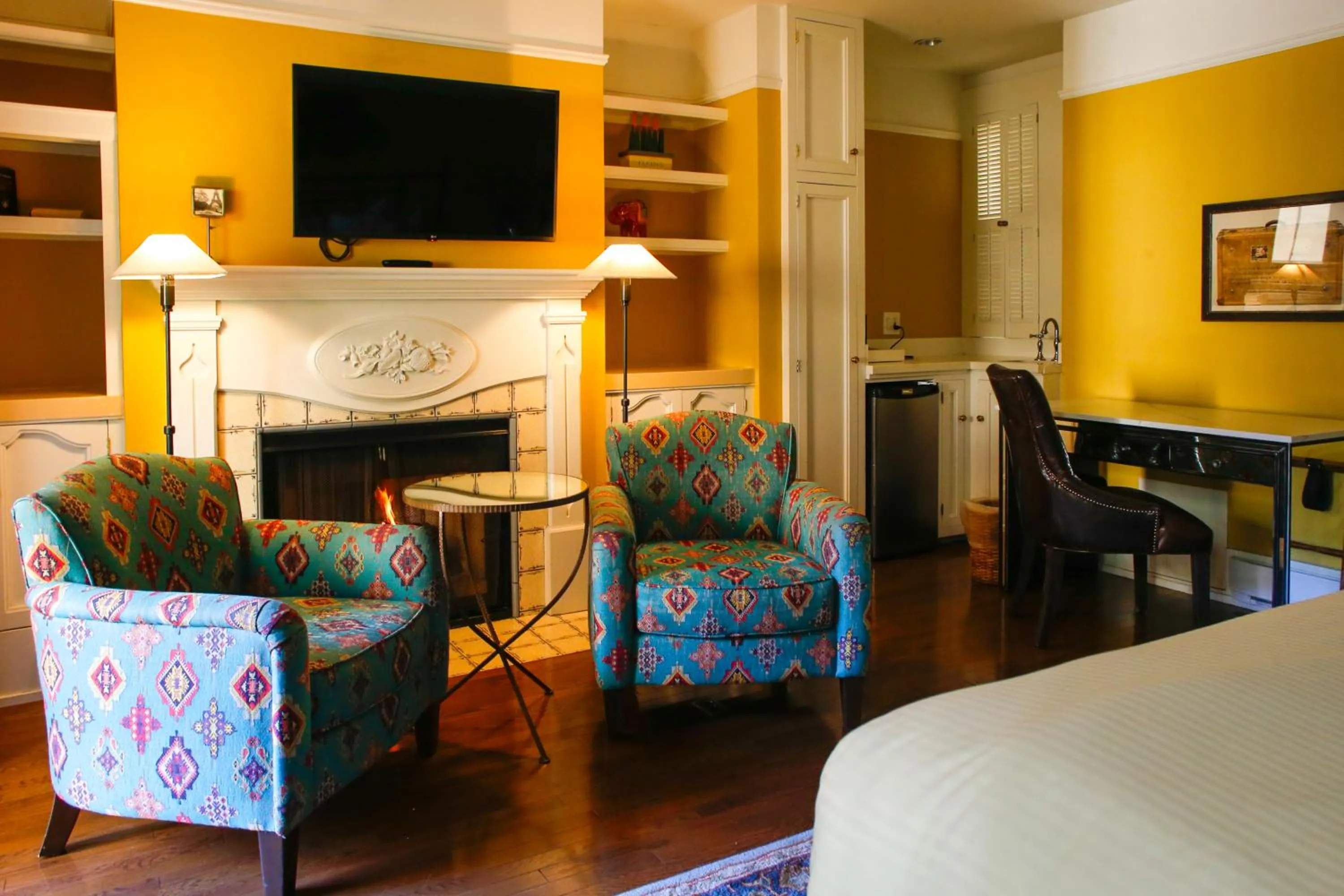 Seating area, Bed in Petite Auberge