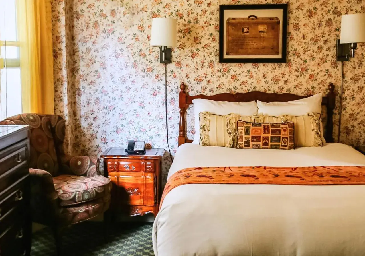 Queen Room with Fireplace in Petite Auberge Queen Room with Fireplace in Petite Auberge