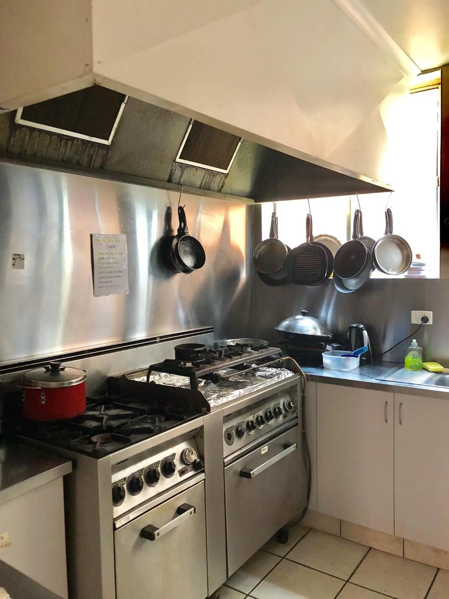 Communal kitchen in Narrara Backpackers Hobart
