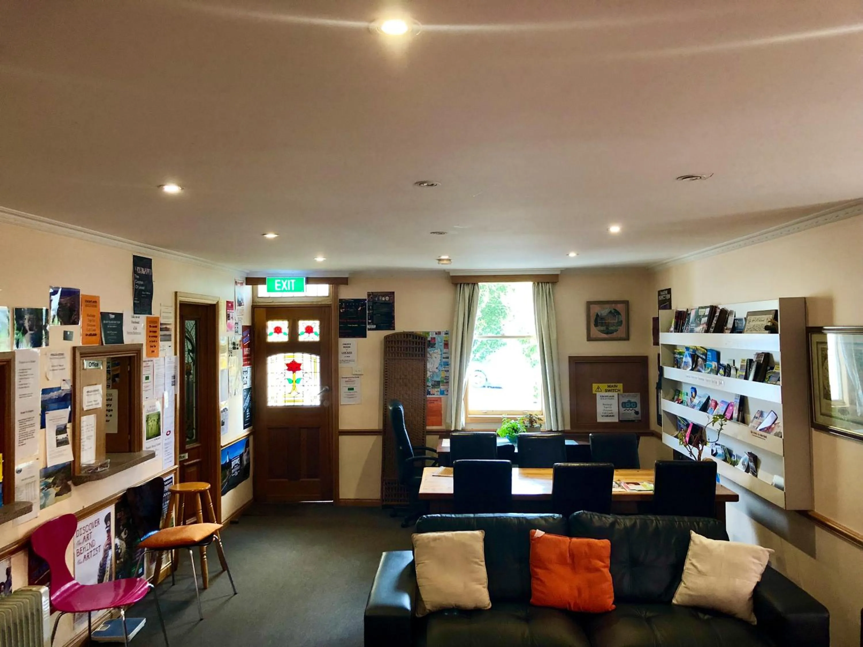 Communal lounge/ TV room in Narrara Backpackers Hobart