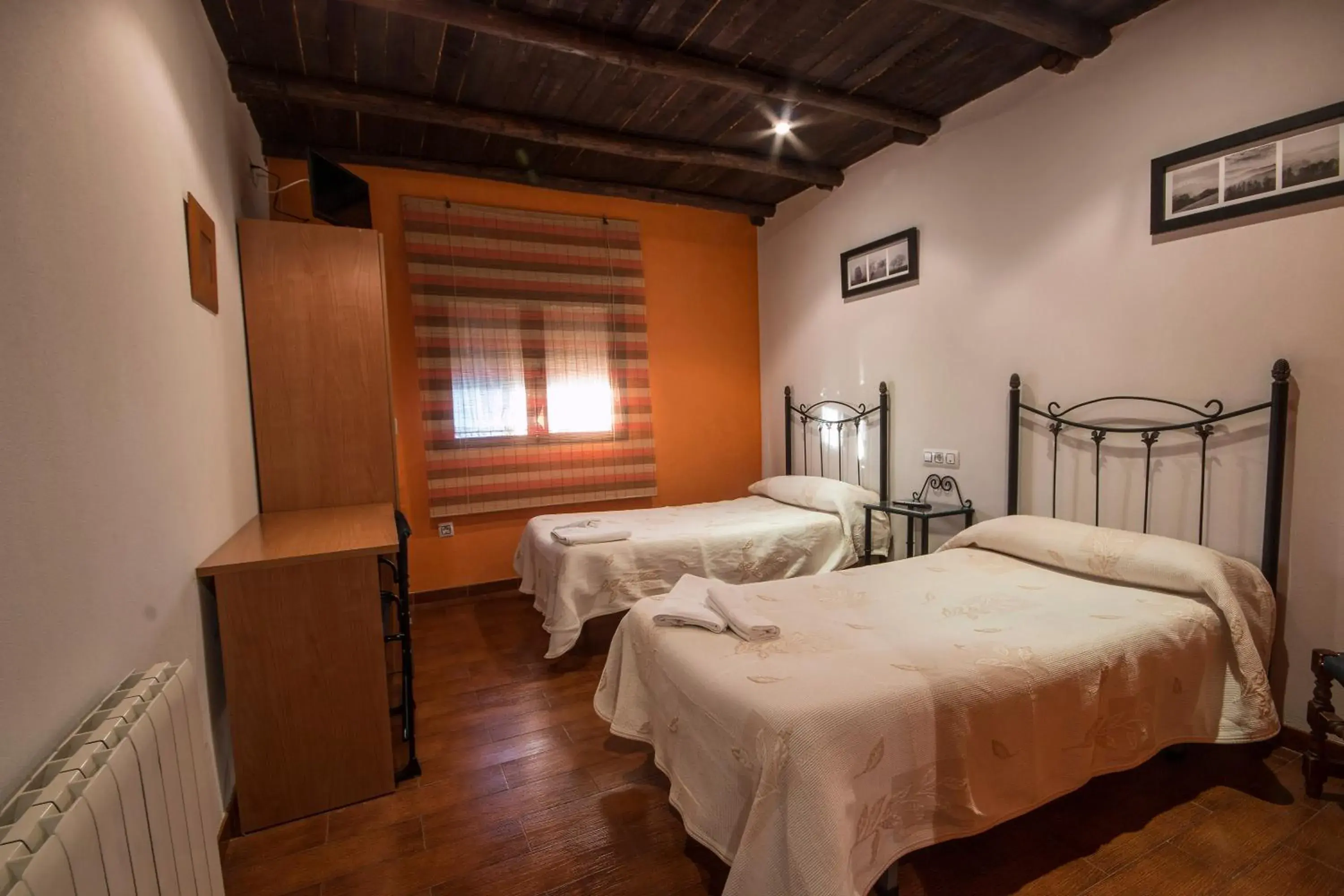 Twin Room with Private Bathroom - single occupancy in El Tirol Twin Room with Private Bathroom - single occupancy in El Tirol