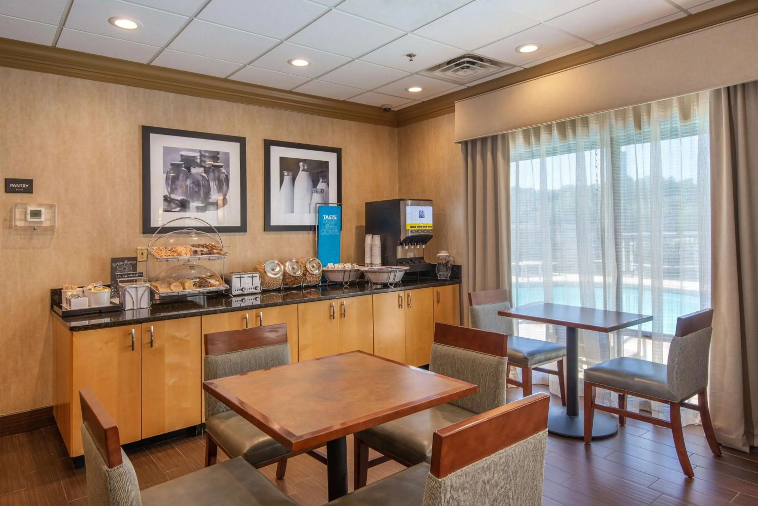Dining area in Hampton Inn Wilkesboro