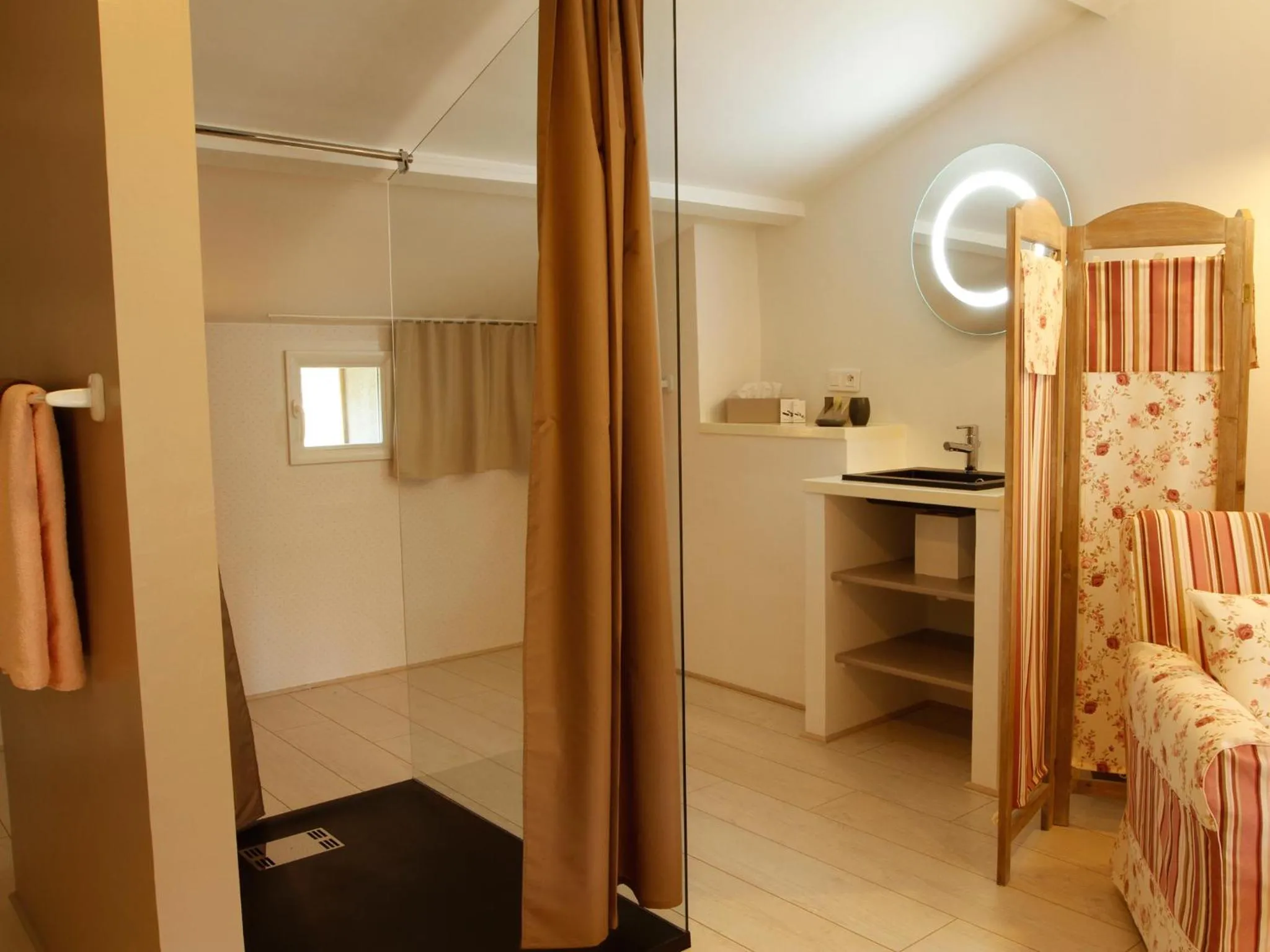 Bathroom, Bed in Couleur Lavande