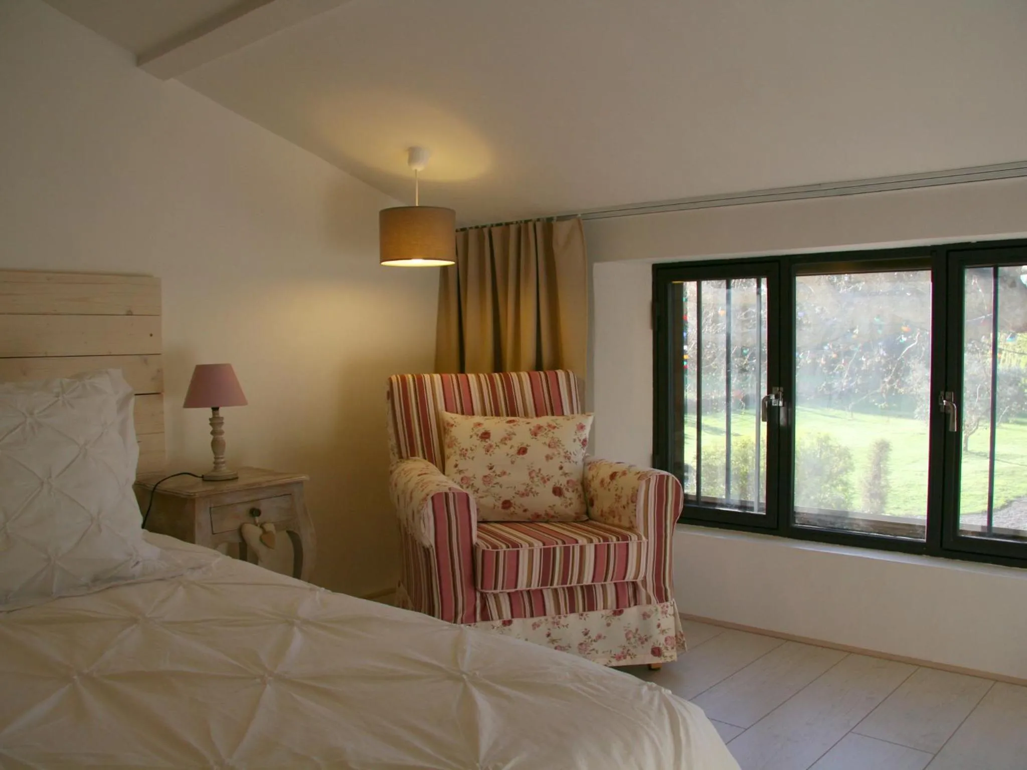 Bedroom, Bed in Couleur Lavande