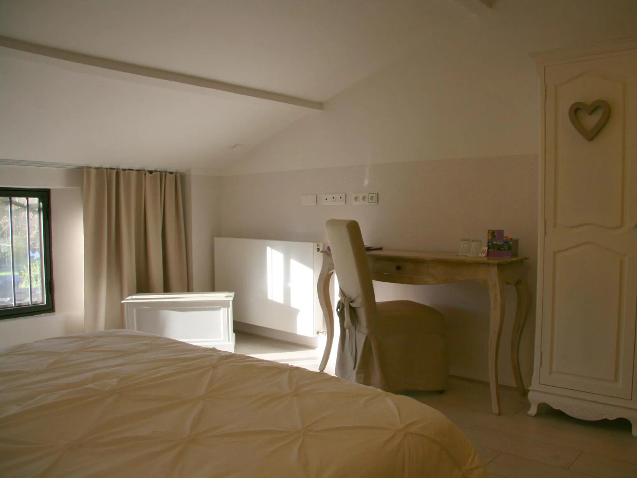 Bedroom, Bed in Couleur Lavande