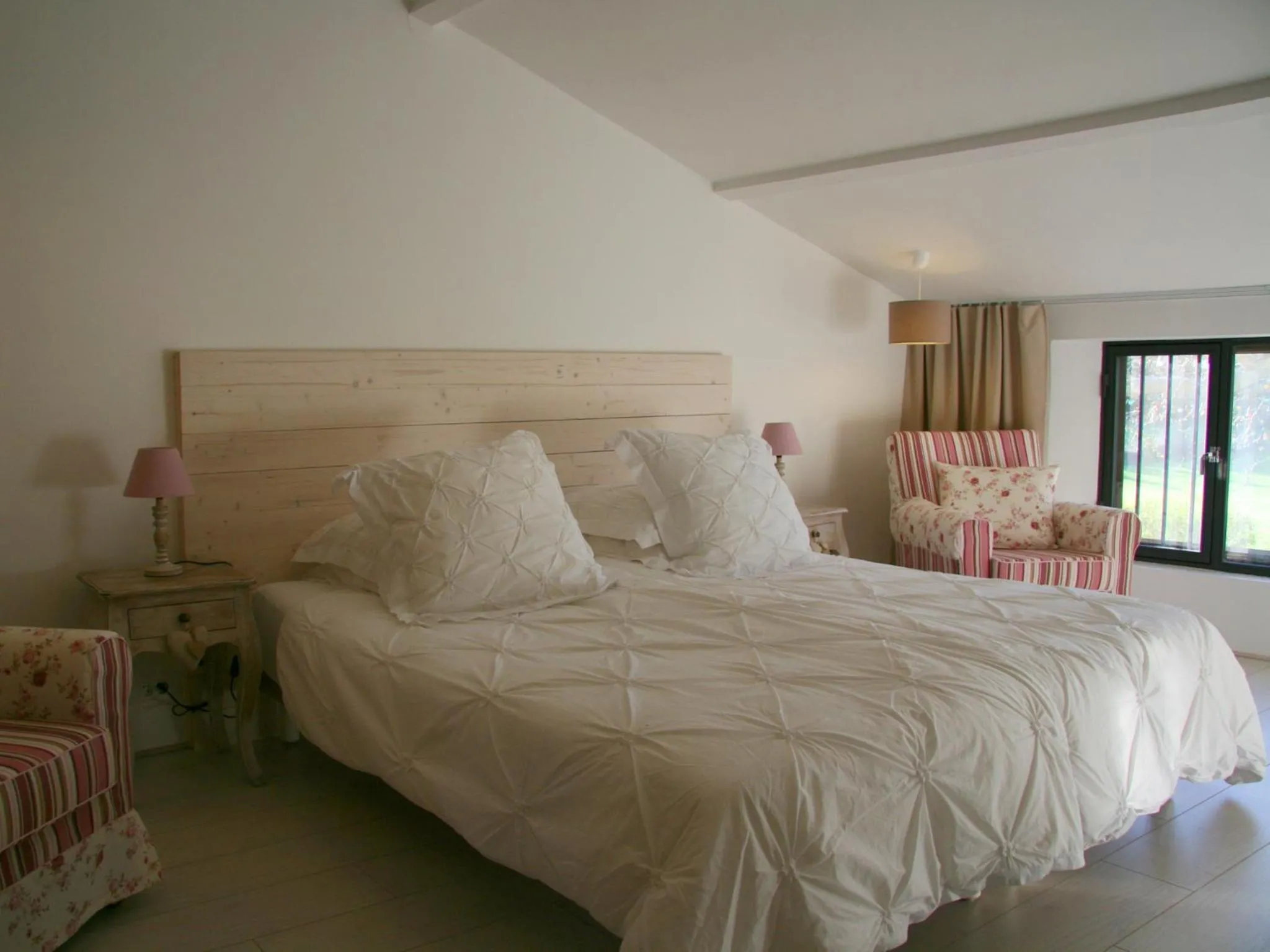 Bedroom, Bed in Couleur Lavande
