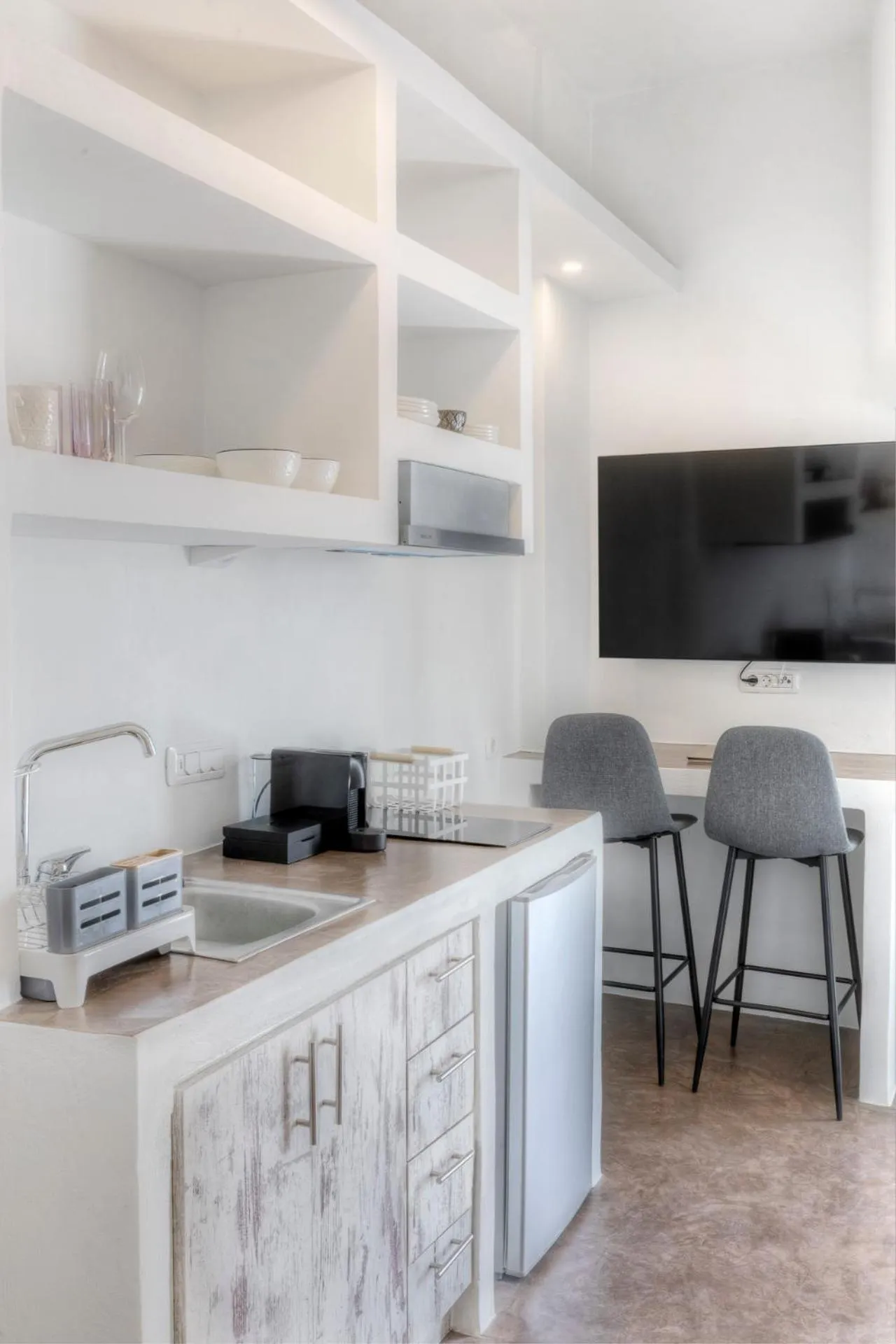 TV and multimedia in Desiterra Resort & Spa