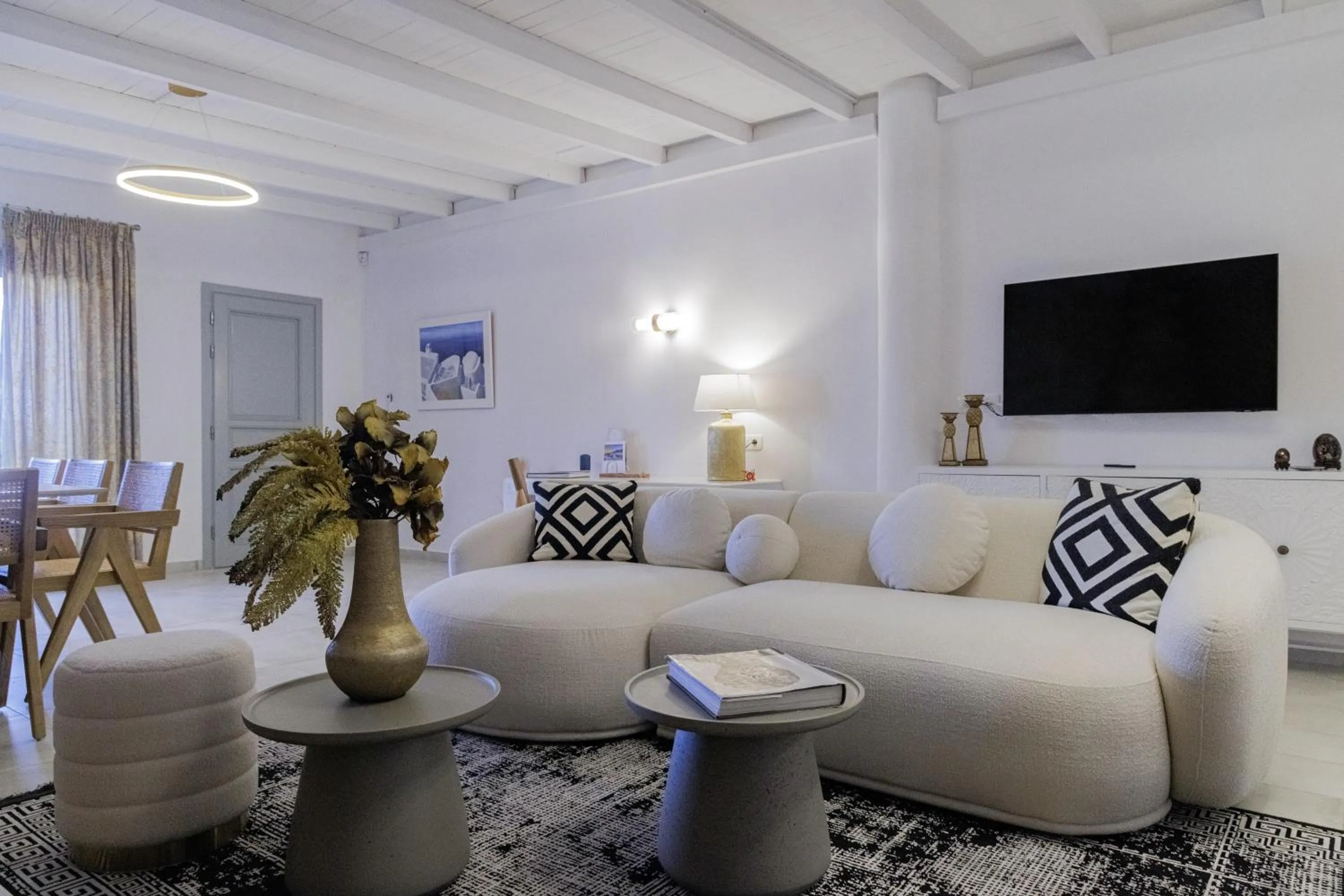 TV and multimedia in Desiterra Resort & Spa