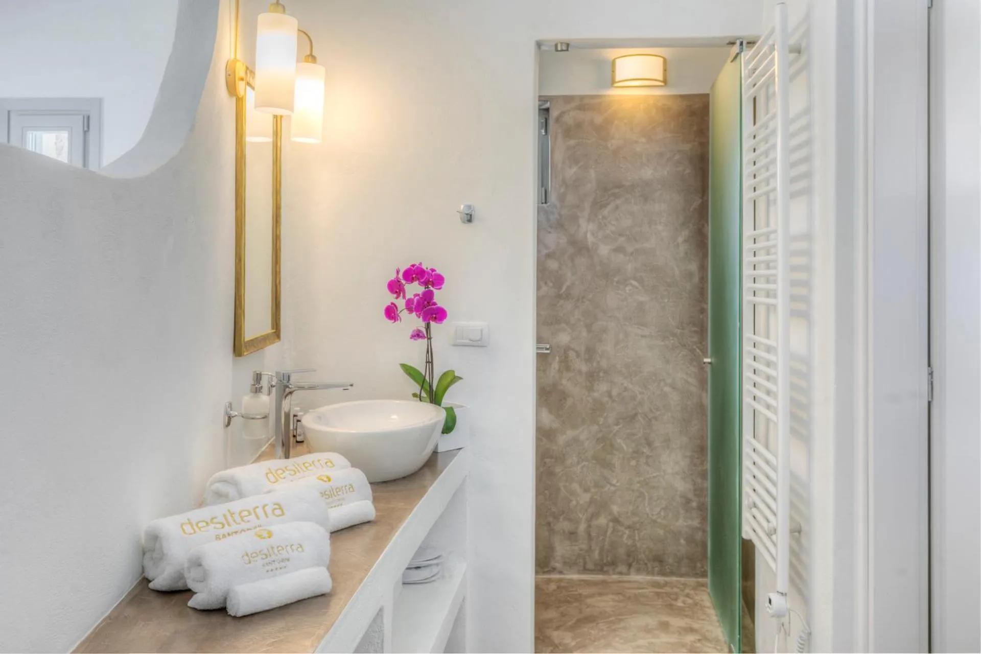 Shower in Desiterra Resort & Spa