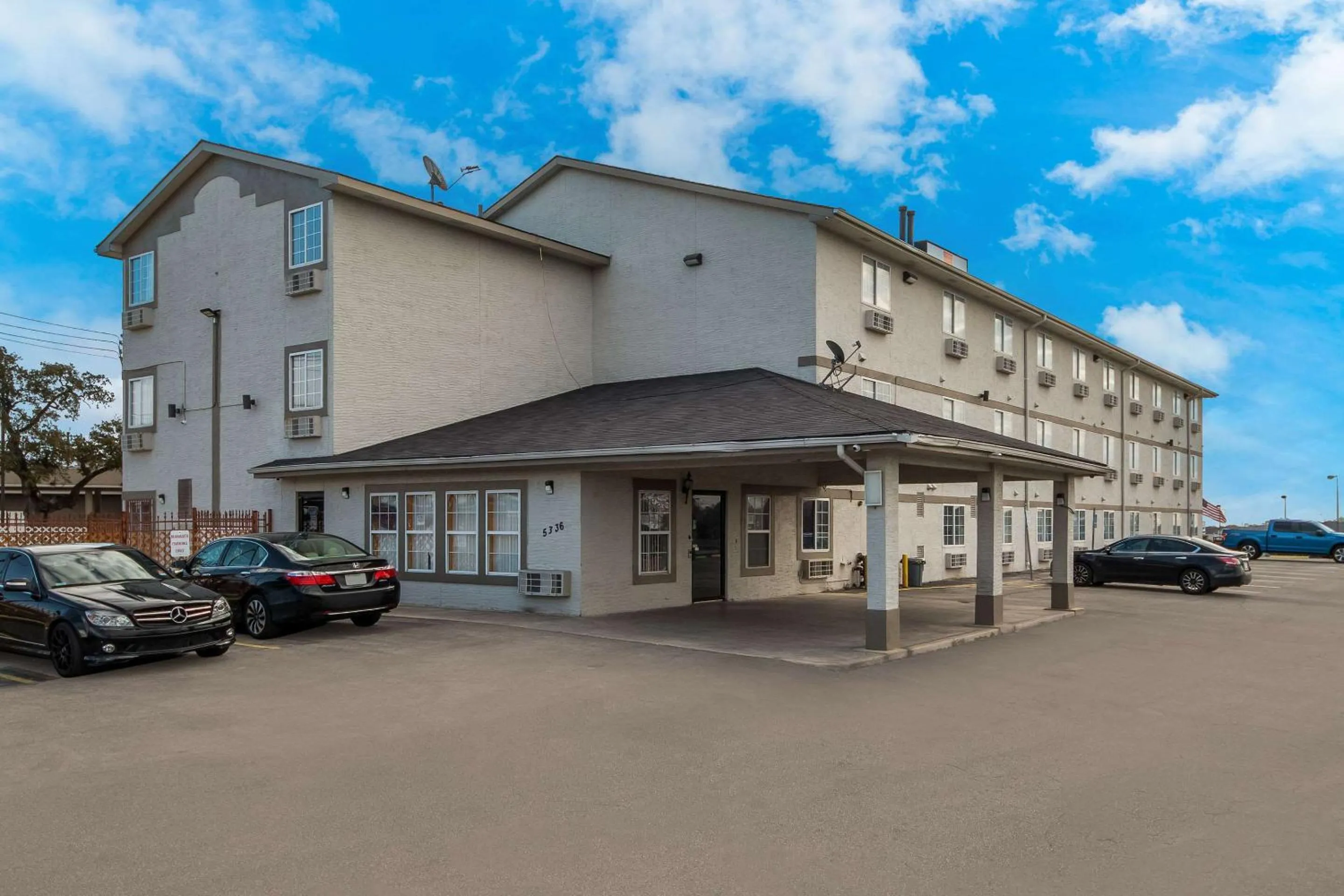 Property building in Econo Lodge San Antonio near SeaWorld - Medical Center