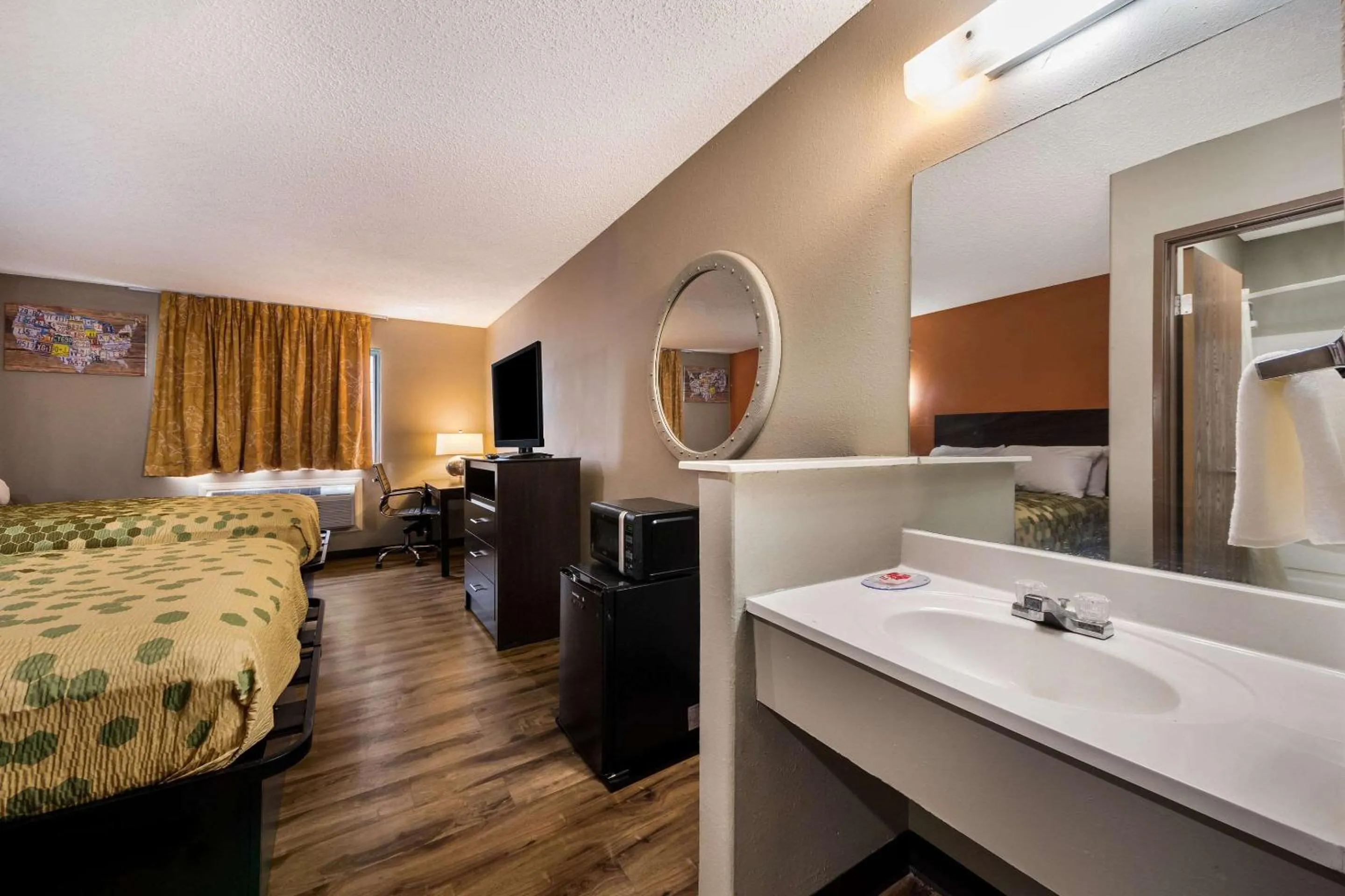 Bedroom in Econo Lodge San Antonio near SeaWorld - Medical Center