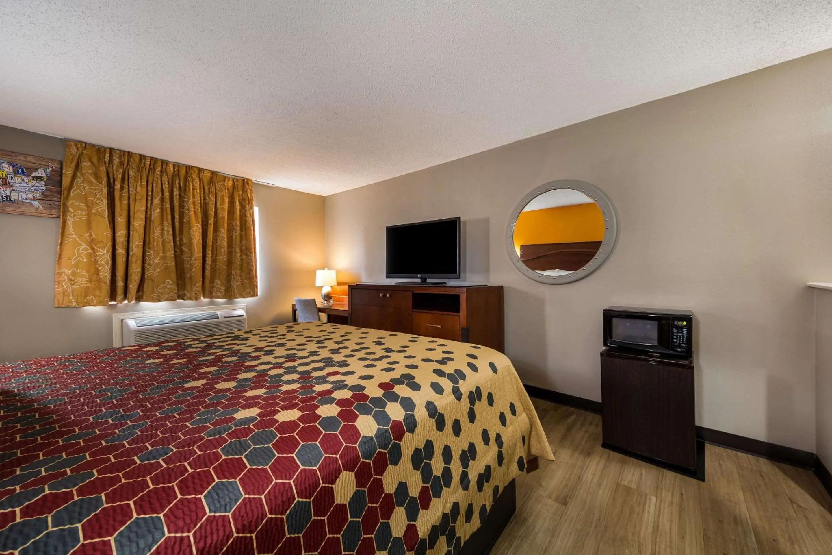 Bedroom in Econo Lodge San Antonio near SeaWorld - Medical Center