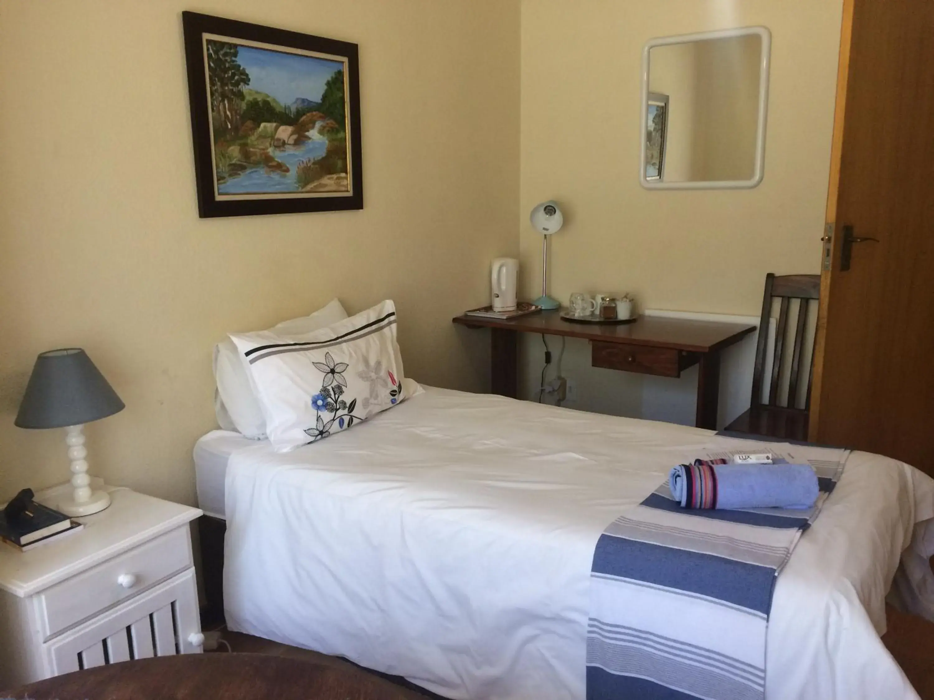 Single Room with Shared Shower and Toilet - single occupancy in At The View B&B Single Room with Shared Shower and Toilet - single occupancy in At The View B&B