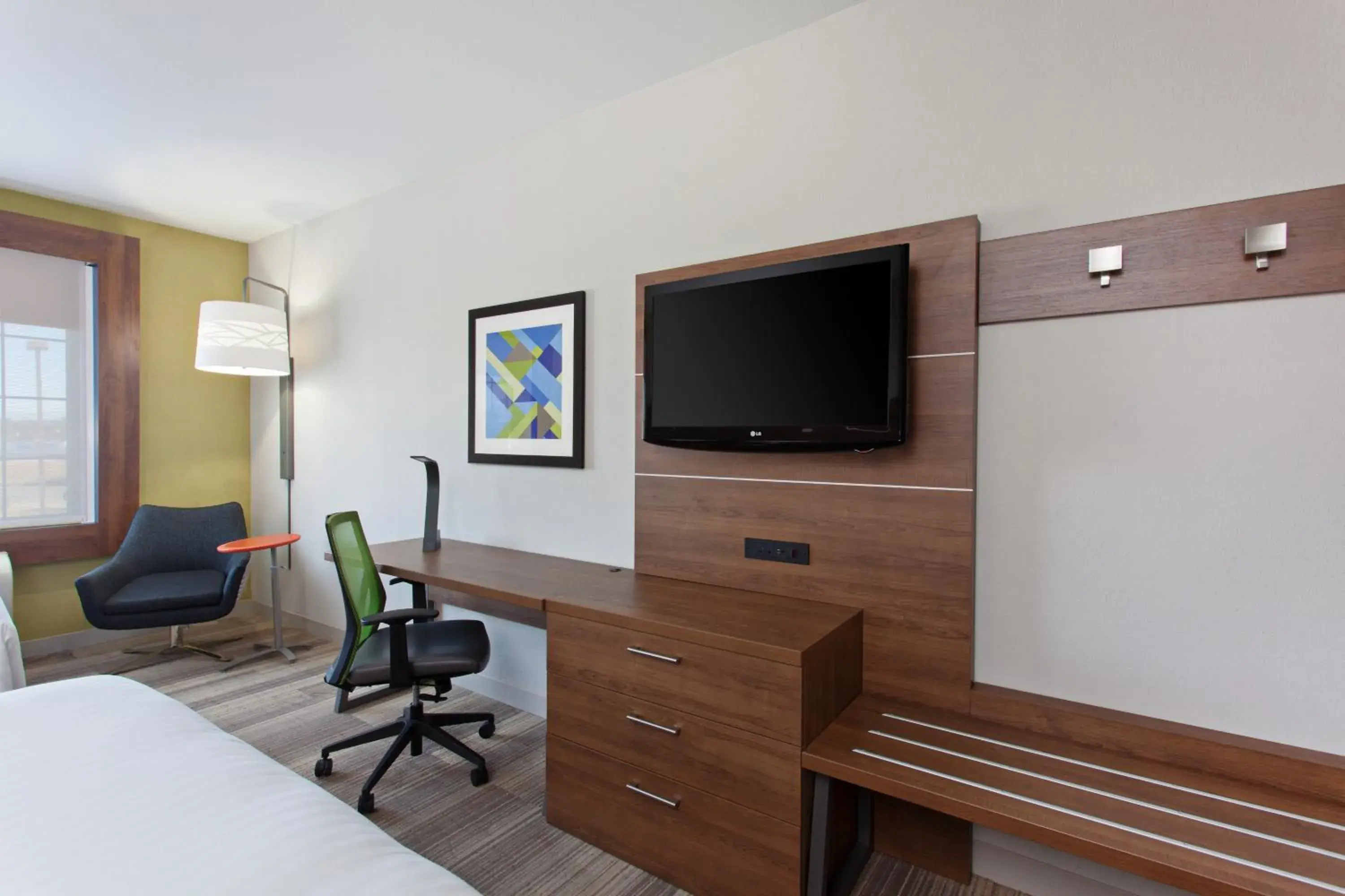 TV and multimedia, Bed in Holiday Inn Express & Suites Corona by IHG TV and multimedia, Bed in Holiday Inn Express & Suites Corona by IHG