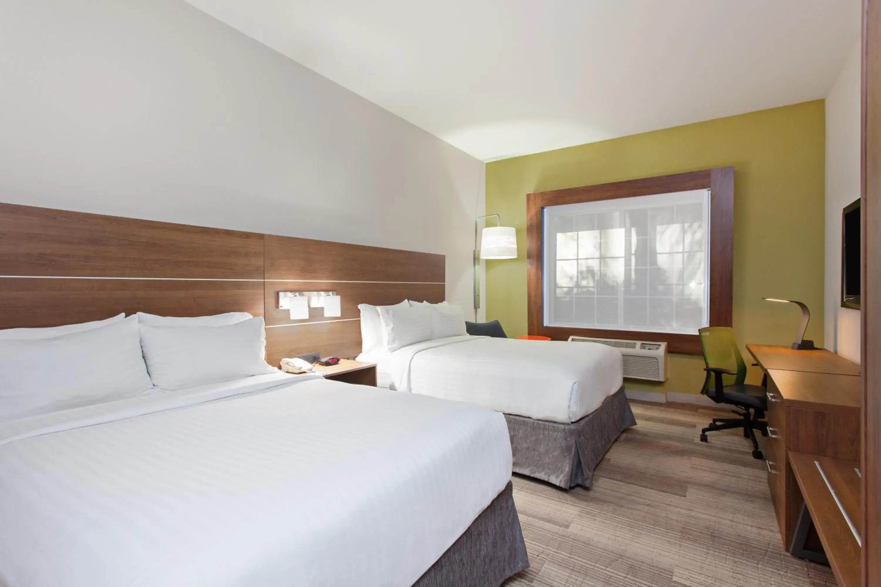 Bed in Holiday Inn Express & Suites Corona by IHG Bed in Holiday Inn Express & Suites Corona by IHG