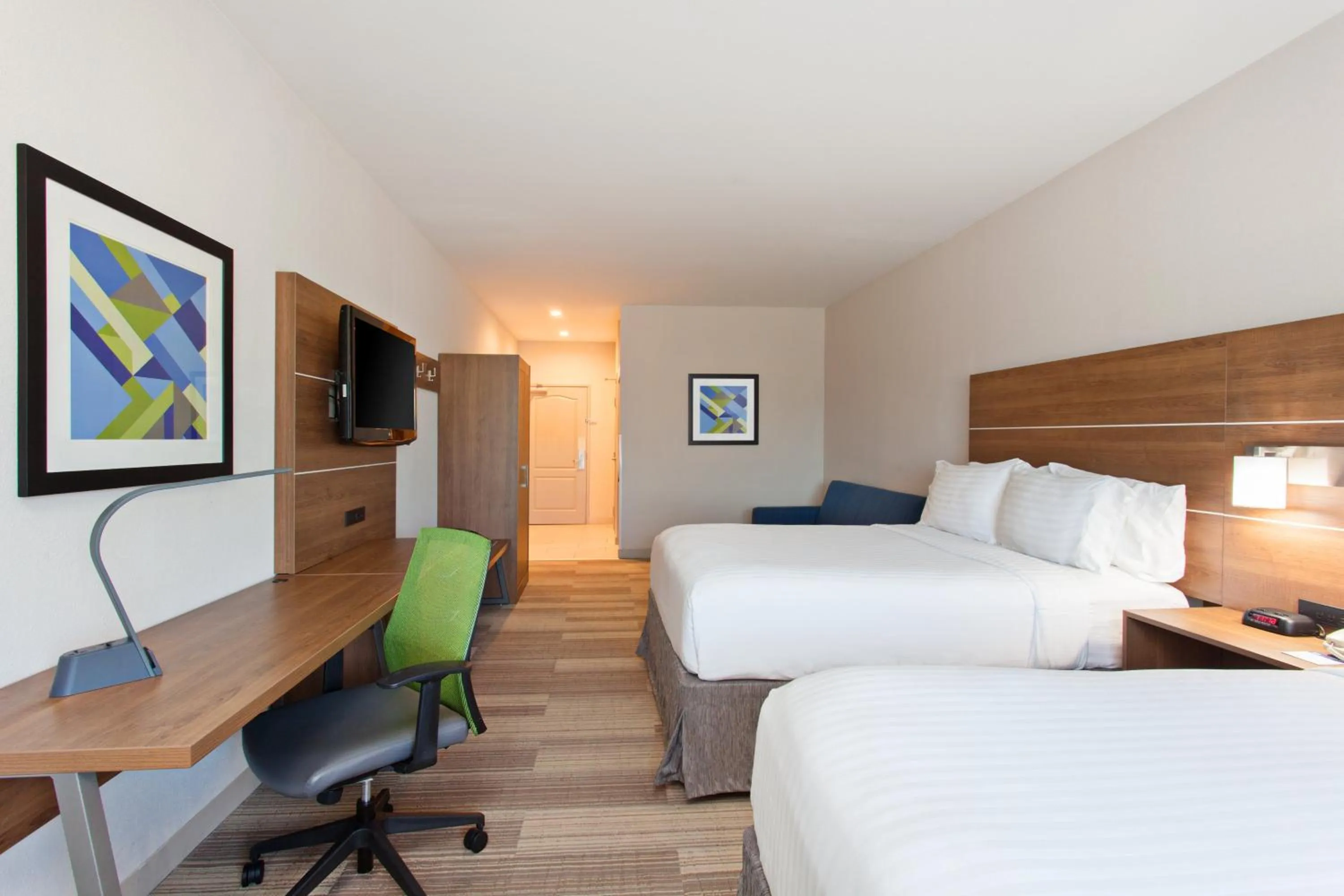 Photo of the whole room, Bed in Holiday Inn Express & Suites Corona by IHG