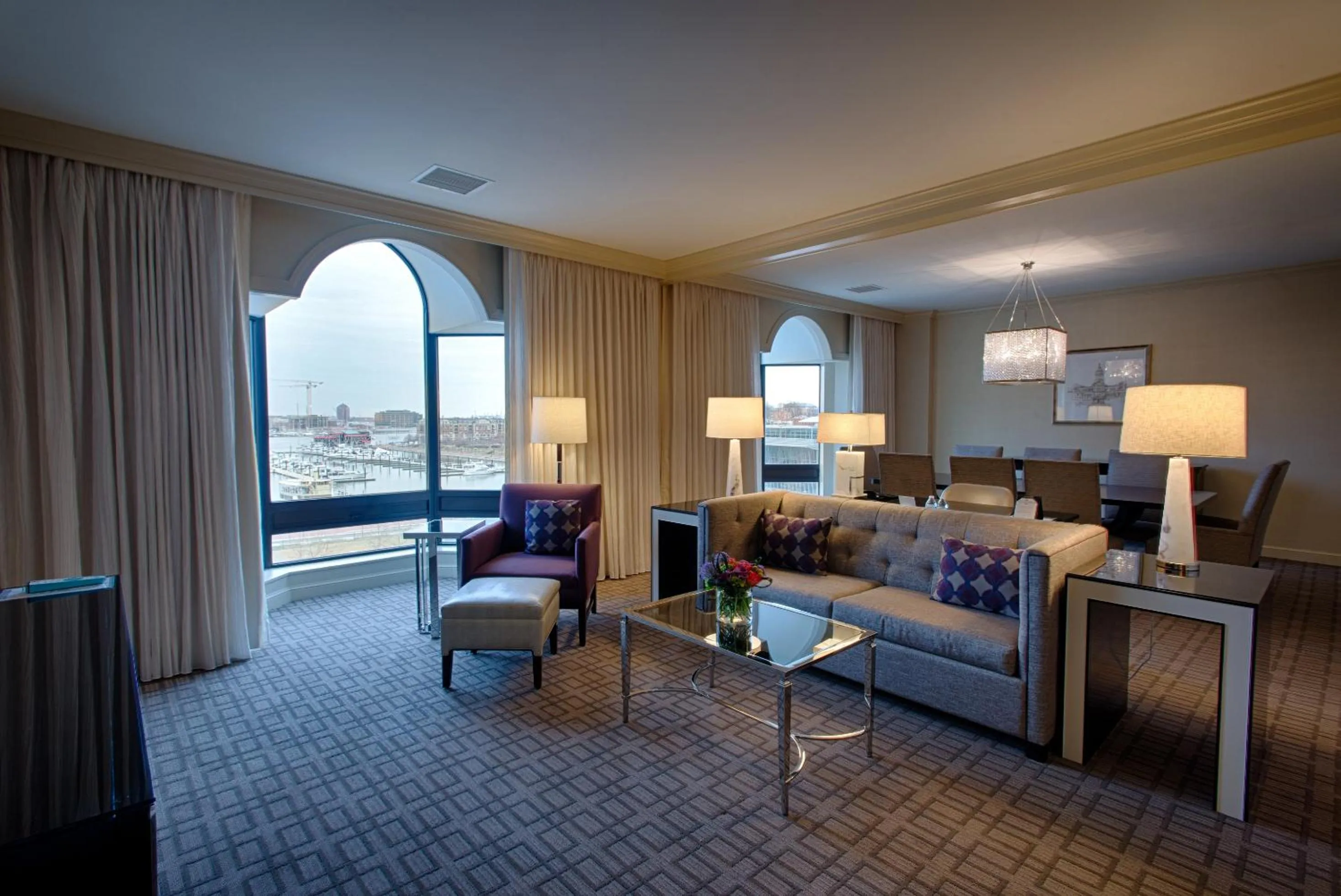 Living room, Bed in The Royal Sonesta Harbor Court Baltimore