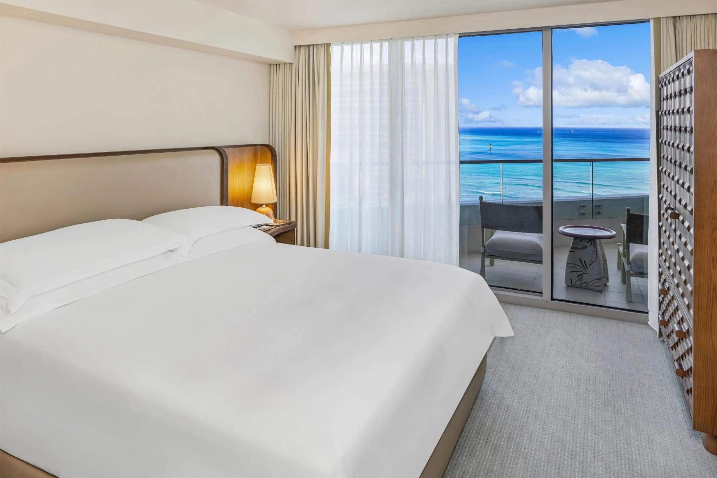 Bed in Ka Laʻi Waikiki Beach, LXR Hotels & Resorts