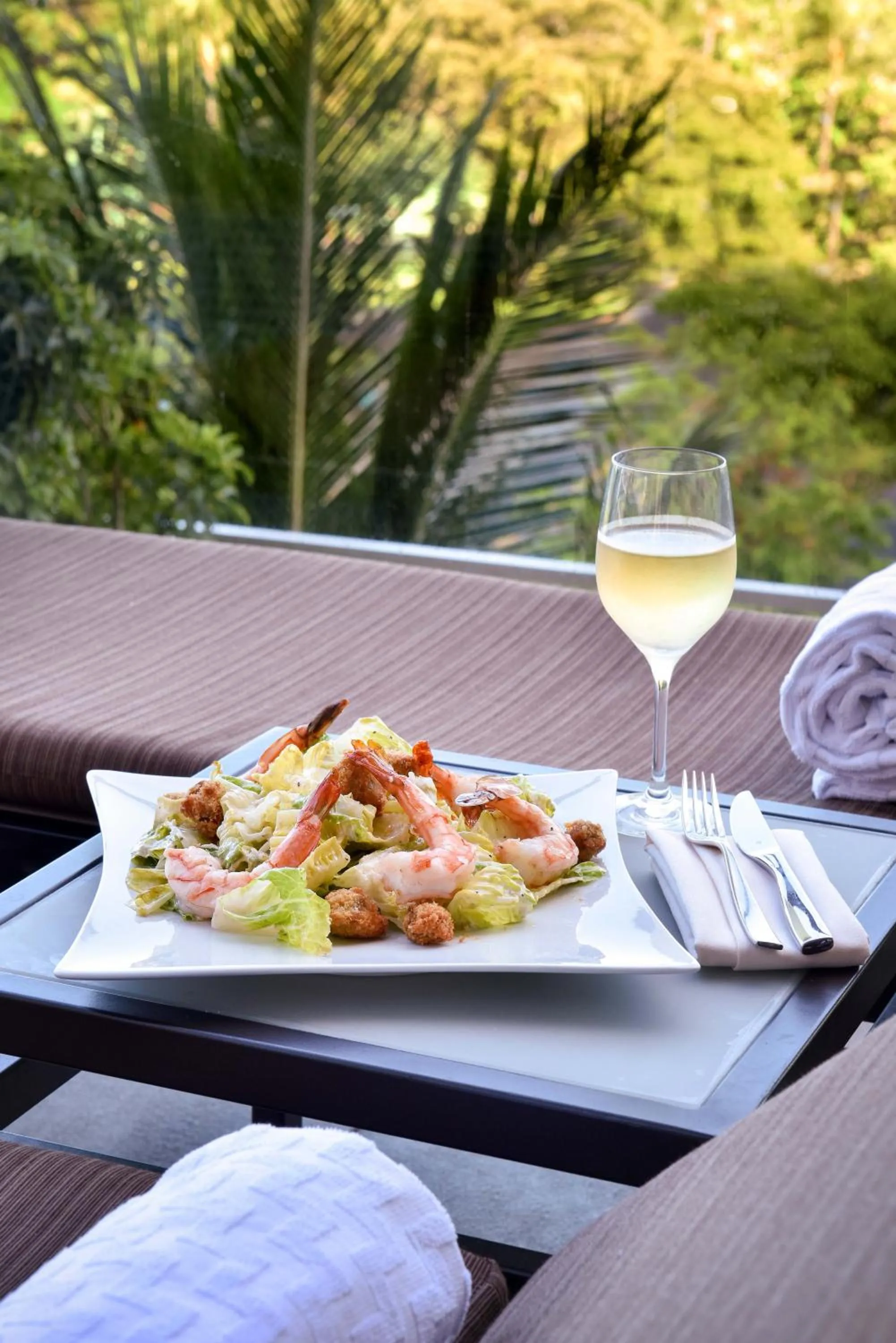 Food and drinks in Ka Laʻi Waikiki Beach, LXR Hotels & Resorts