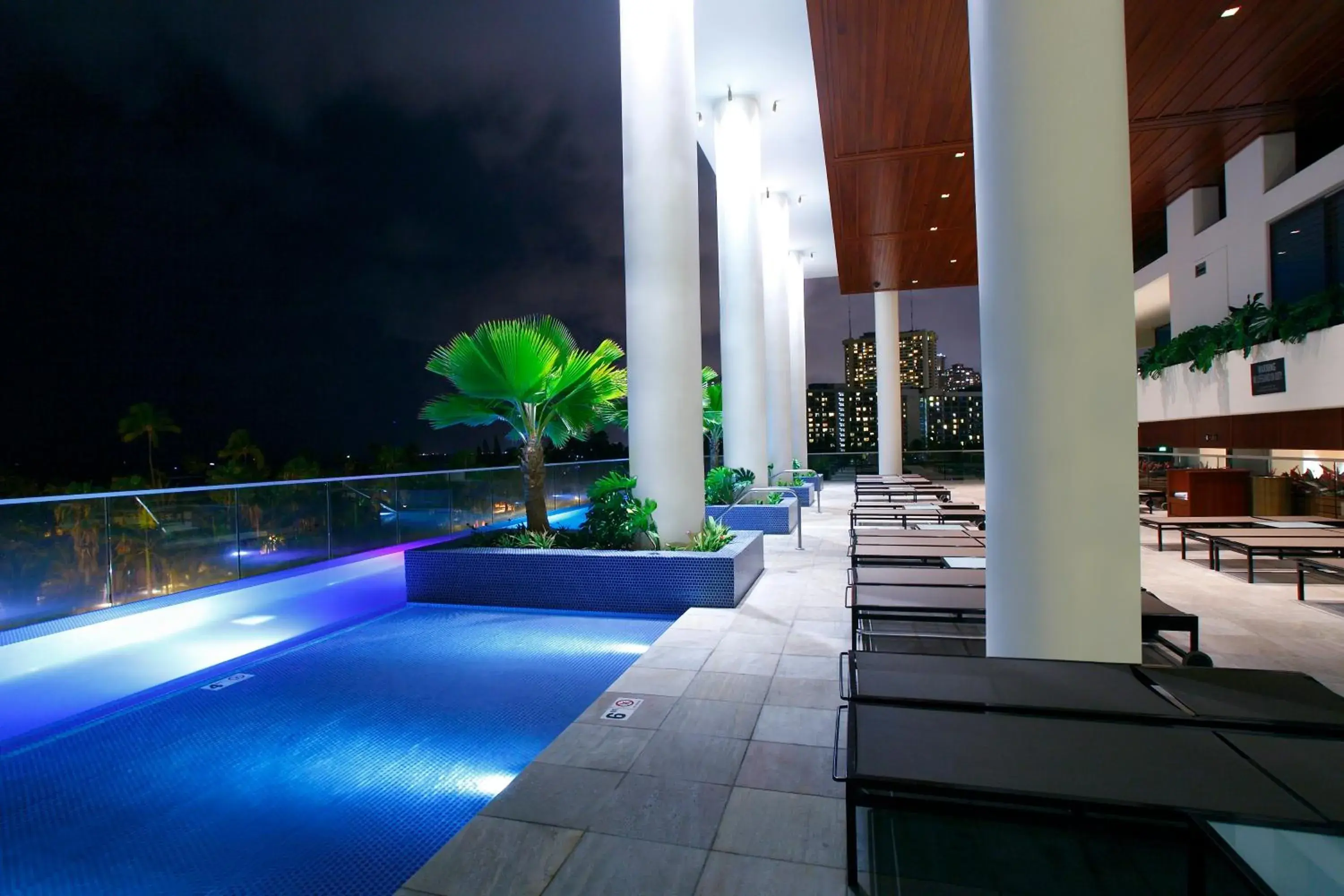 Swimming pool in Ka Laʻi Waikiki Beach, LXR Hotels & Resorts Swimming pool in Ka Laʻi Waikiki Beach, LXR Hotels & Resorts