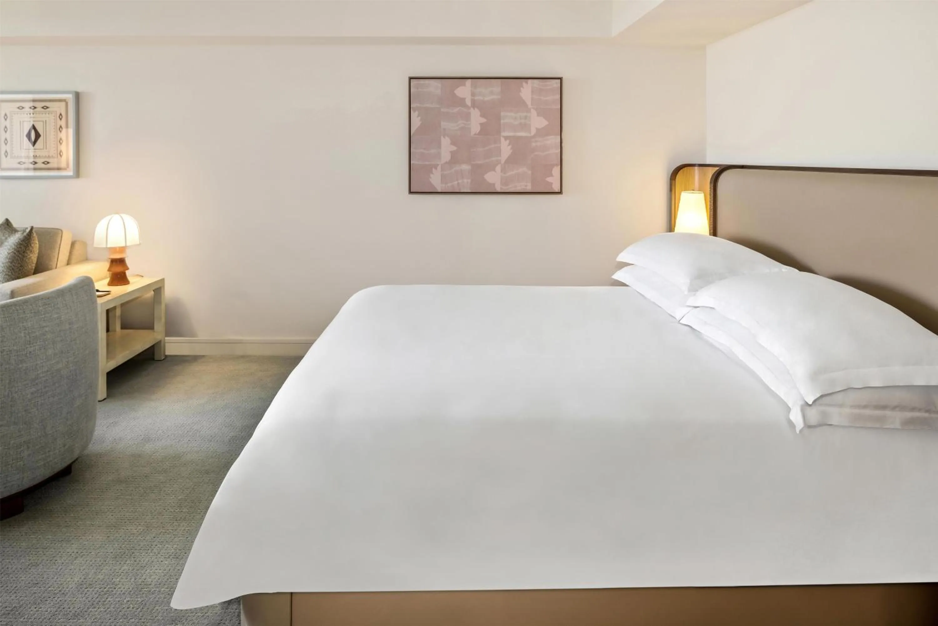 Bed in Ka Laʻi Waikiki Beach, LXR Hotels & Resorts