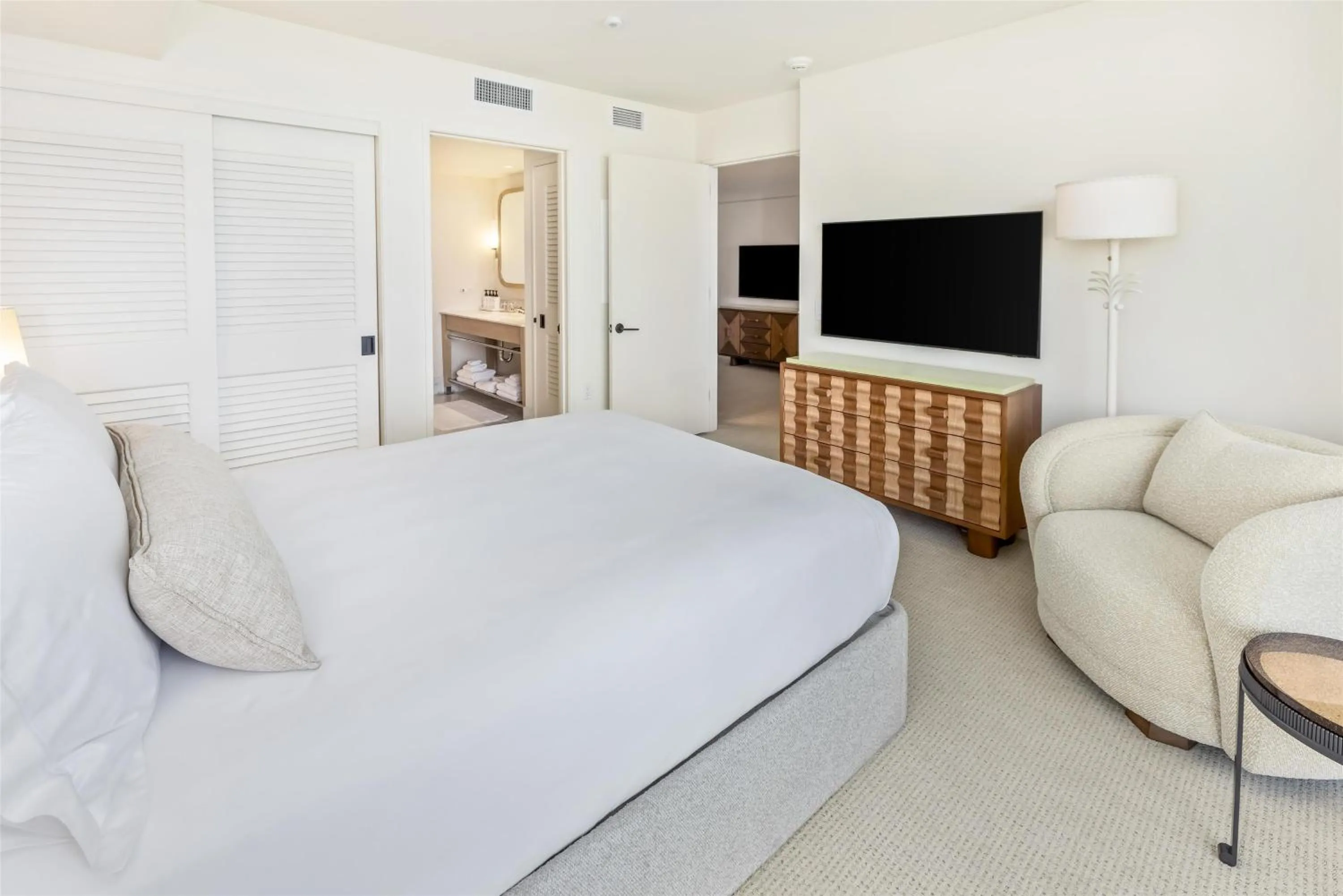 Bed in Ka Laʻi Waikiki Beach, LXR Hotels & Resorts