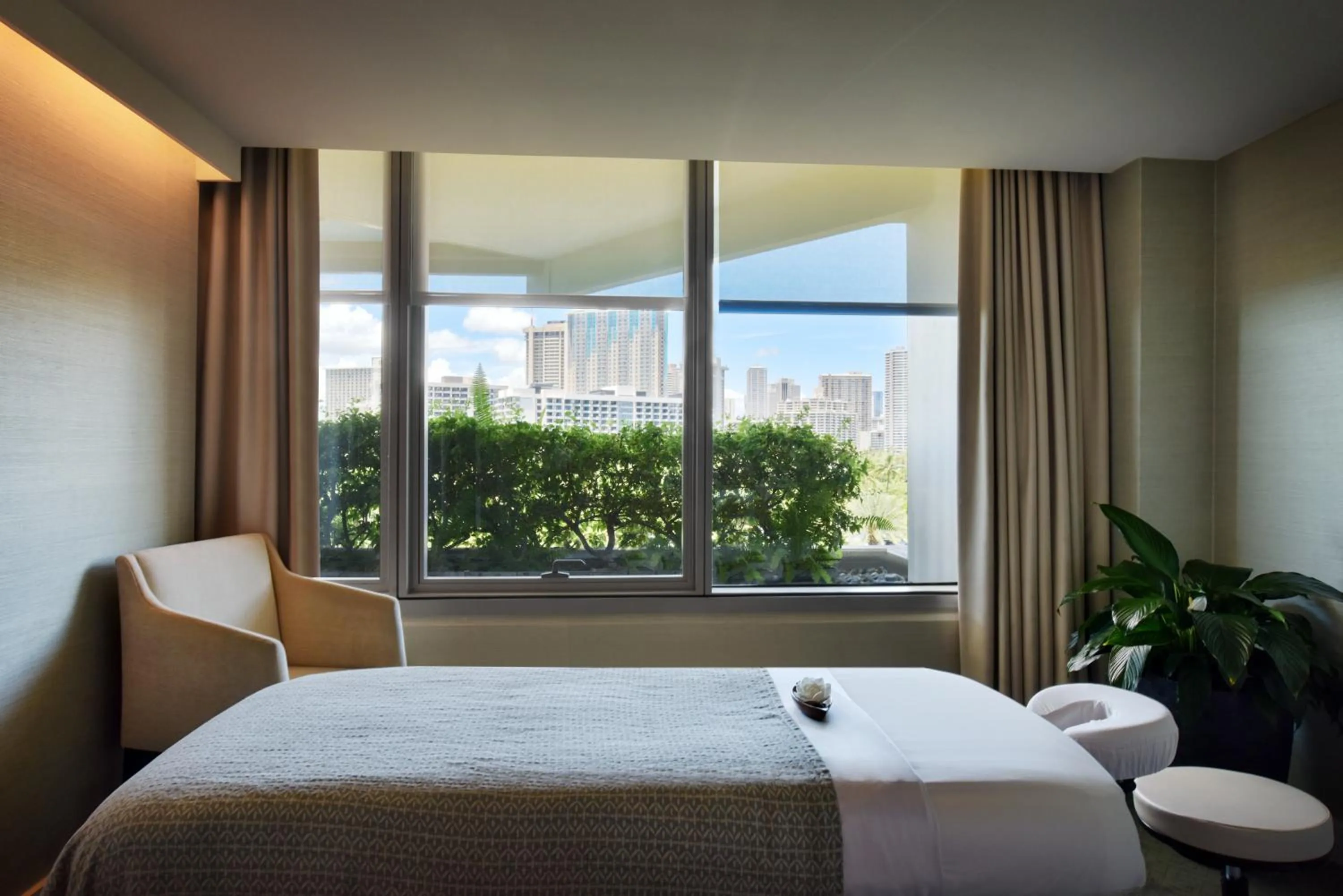 Spa and wellness centre/facilities, Bed in Ka Laʻi Waikiki Beach, LXR Hotels & Resorts