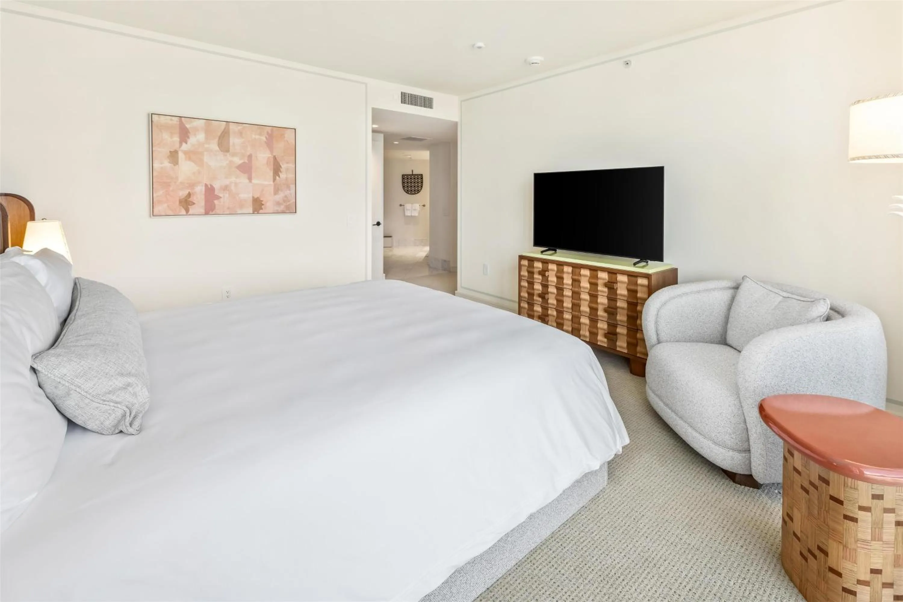 Bed in Ka Laʻi Waikiki Beach, LXR Hotels & Resorts