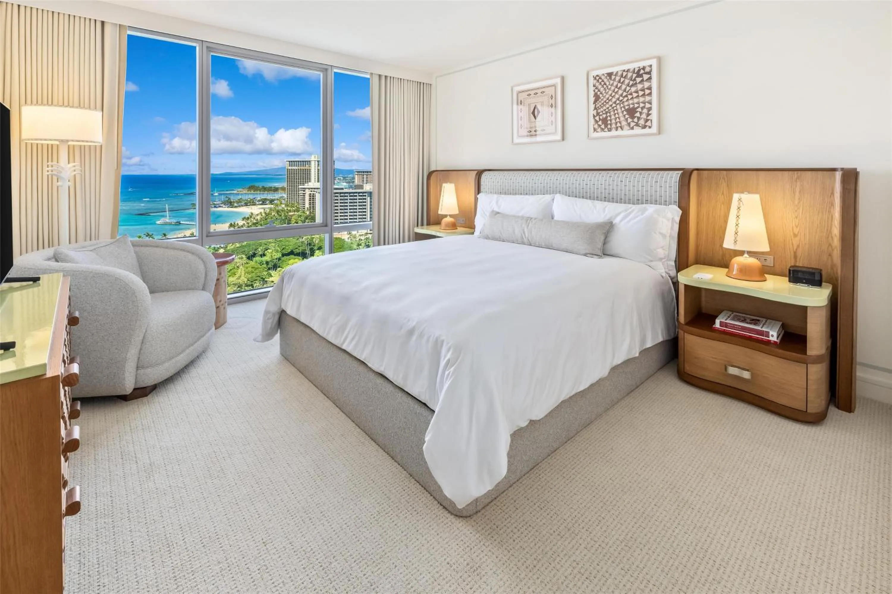 Bed in Ka Laʻi Waikiki Beach, LXR Hotels & Resorts