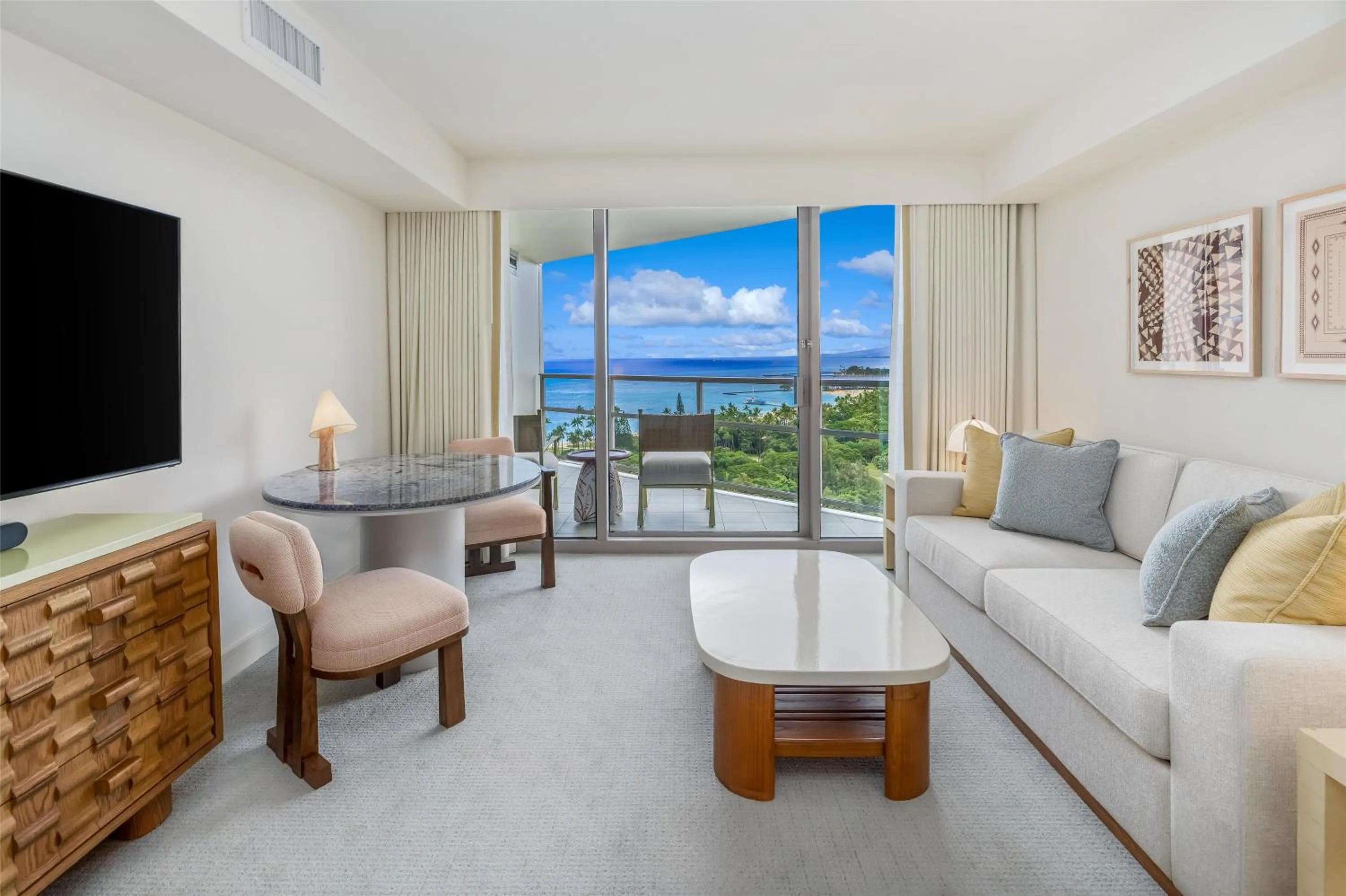 Living room in Ka Laʻi Waikiki Beach, LXR Hotels & Resorts