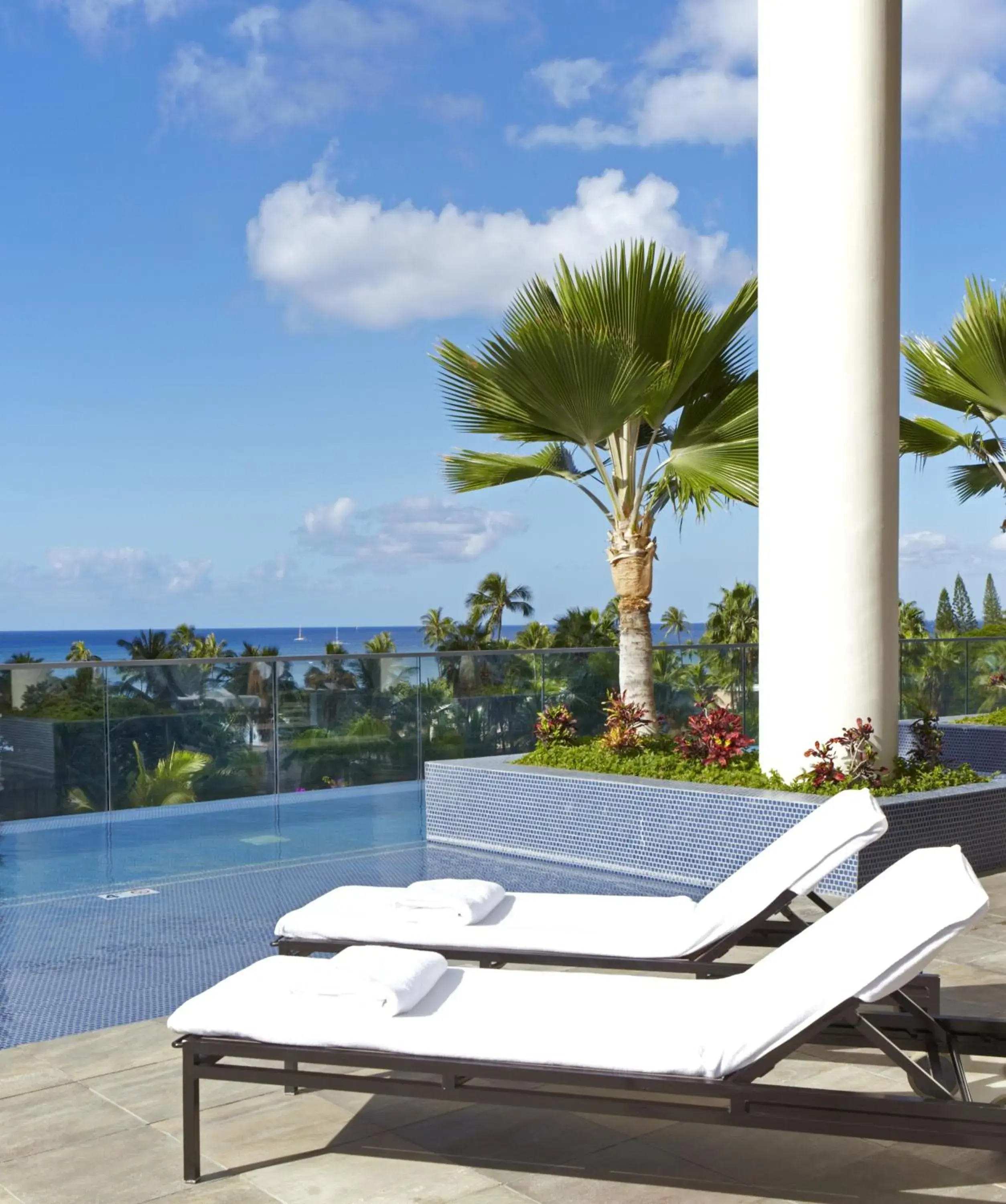 Swimming pool in Ka Laʻi Waikiki Beach, LXR Hotels & Resorts Swimming pool in Ka Laʻi Waikiki Beach, LXR Hotels & Resorts
