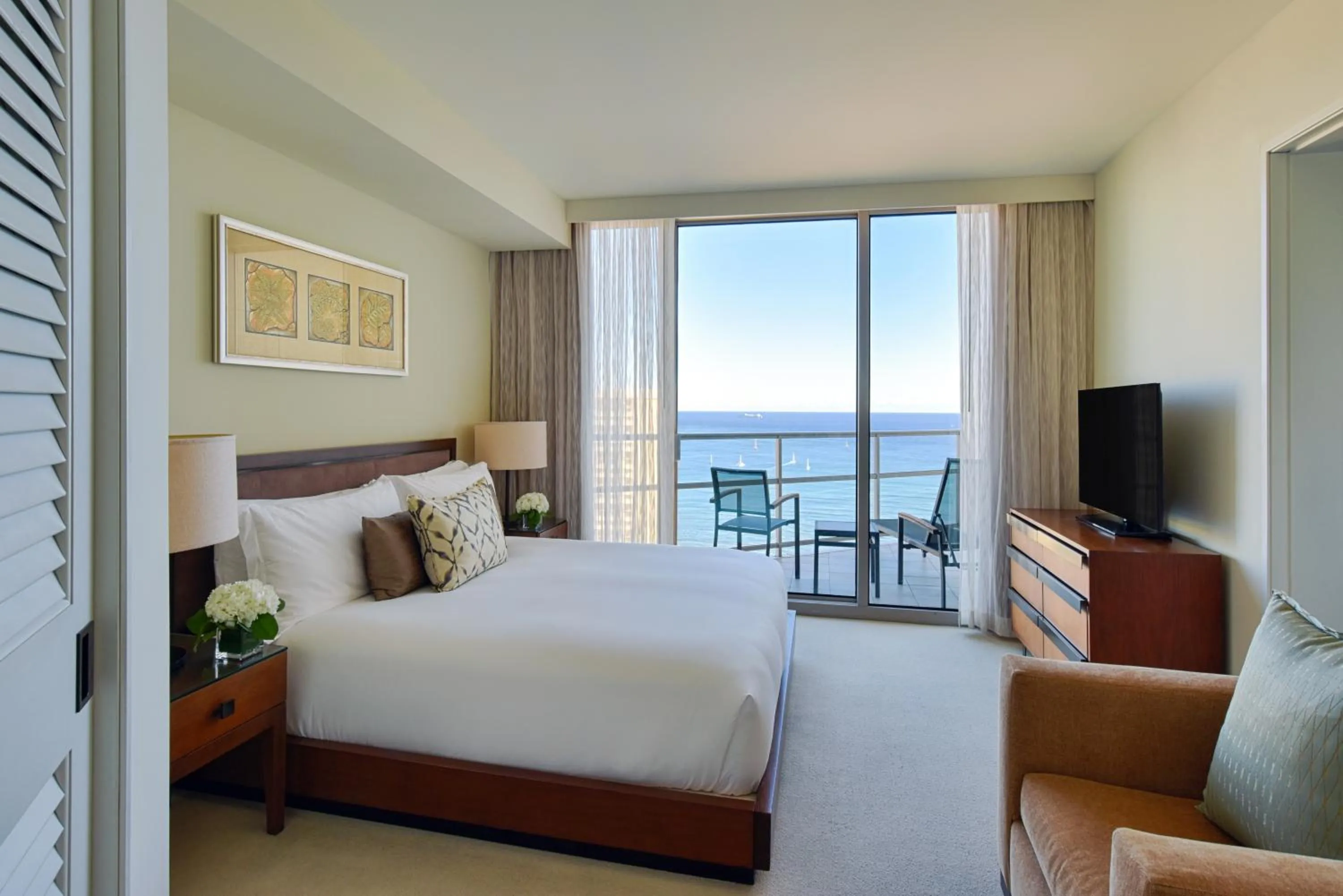 Bed in Ka Laʻi Waikiki Beach, LXR Hotels & Resorts