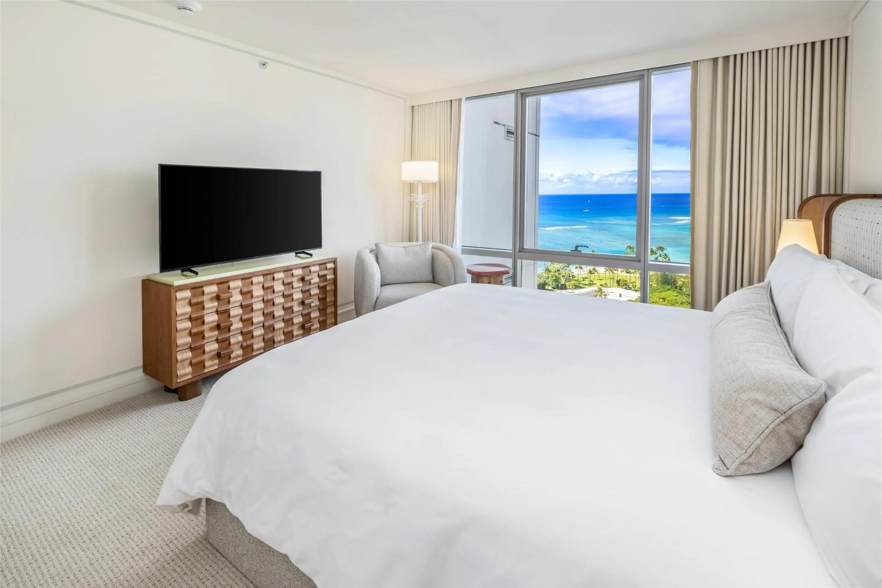 Bed in Ka Laʻi Waikiki Beach, LXR Hotels & Resorts