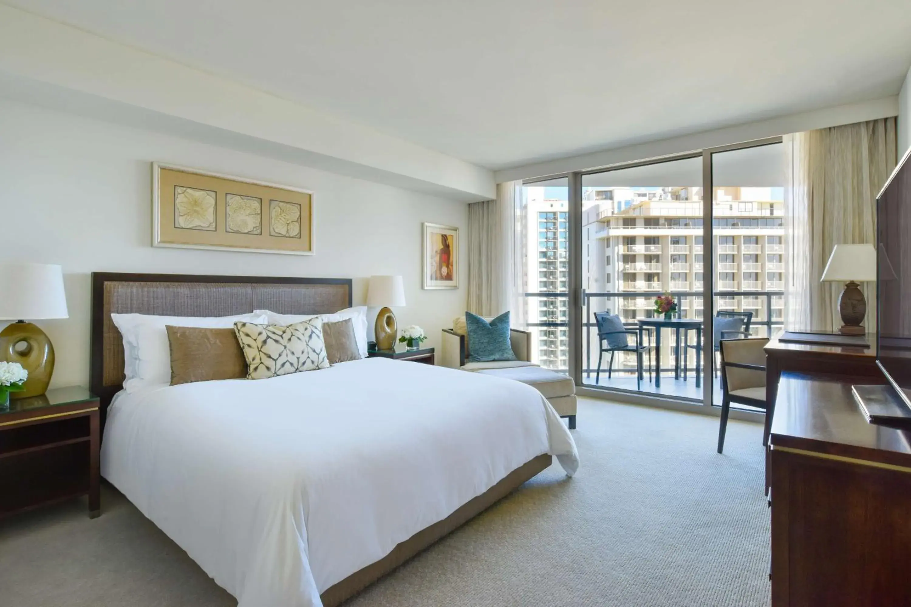 Bed in Ka Laʻi Waikiki Beach, LXR Hotels & Resorts Bed in Ka Laʻi Waikiki Beach, LXR Hotels & Resorts
