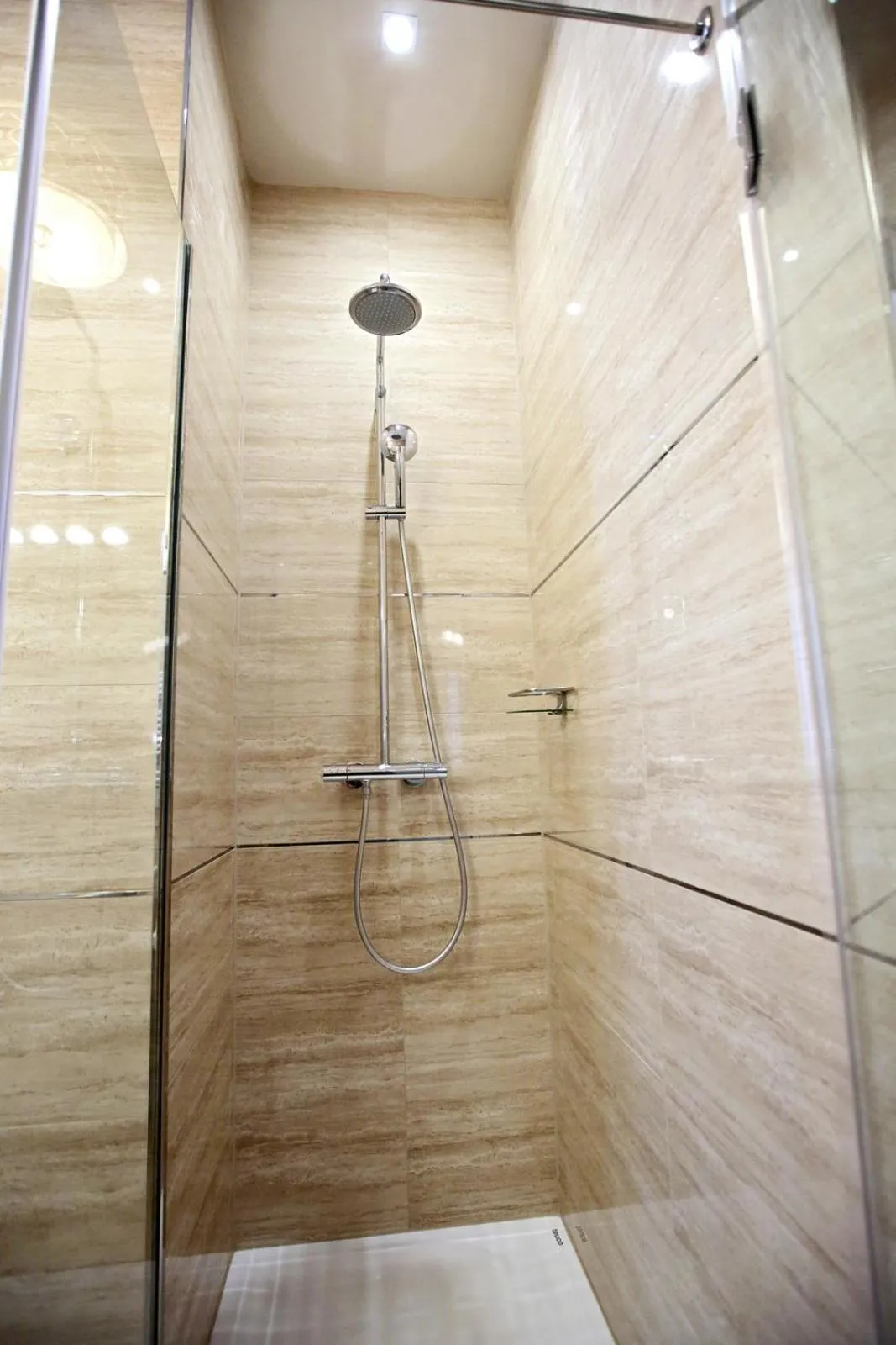 Shower in Apartment White Stone - Diocletian Palace