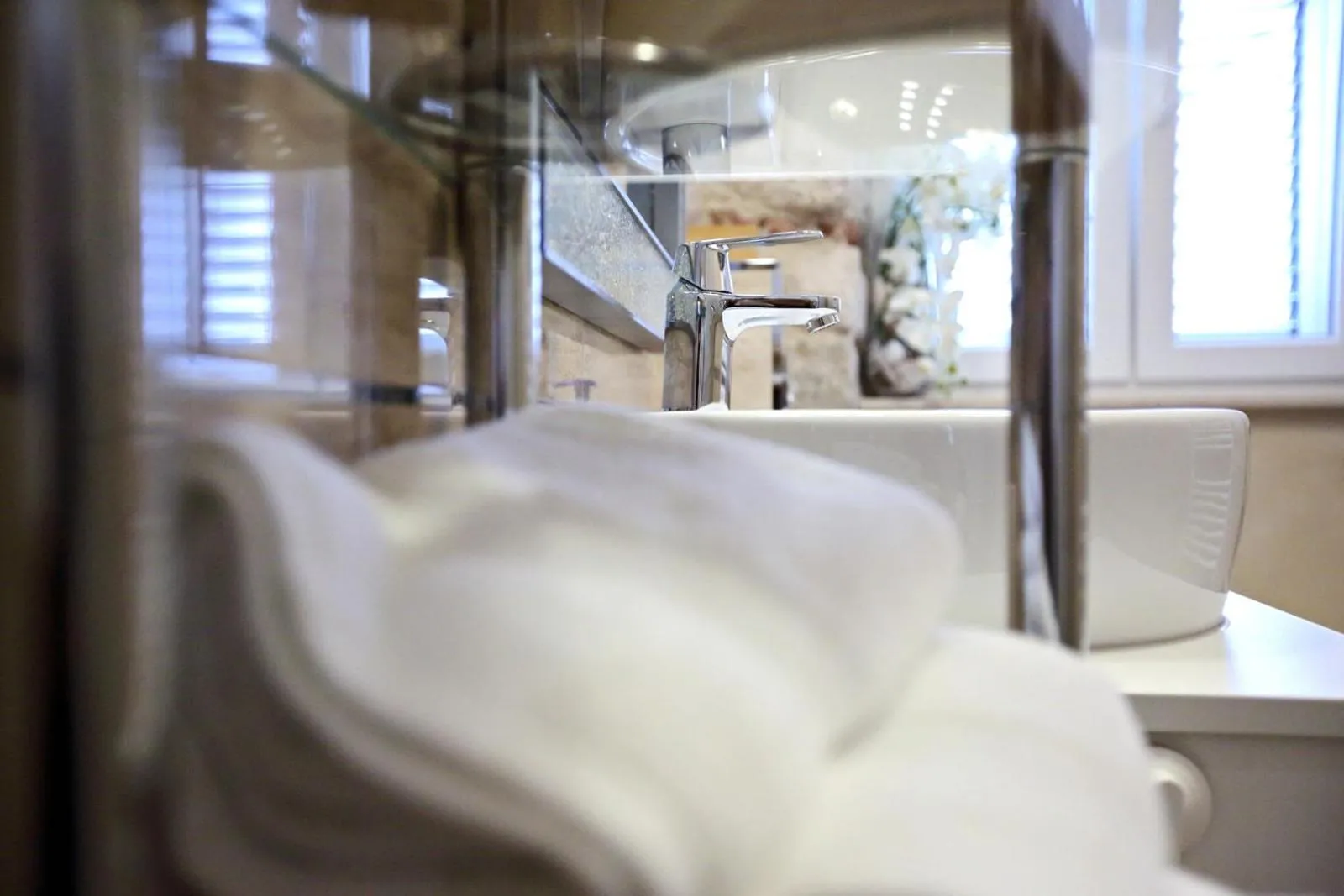 Shower, Bed in Apartment White Stone - Diocletian Palace