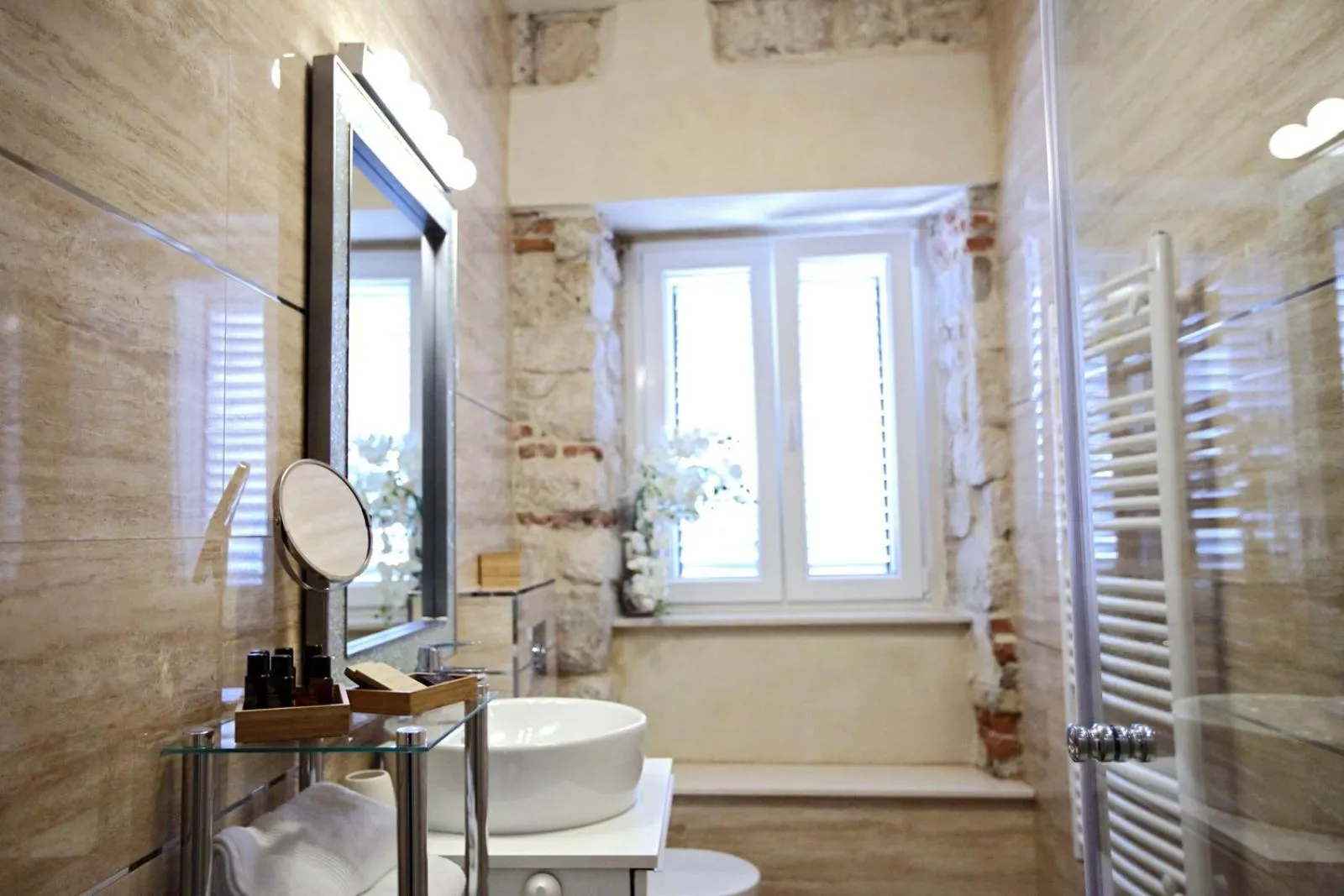 Shower in Apartment White Stone - Diocletian Palace