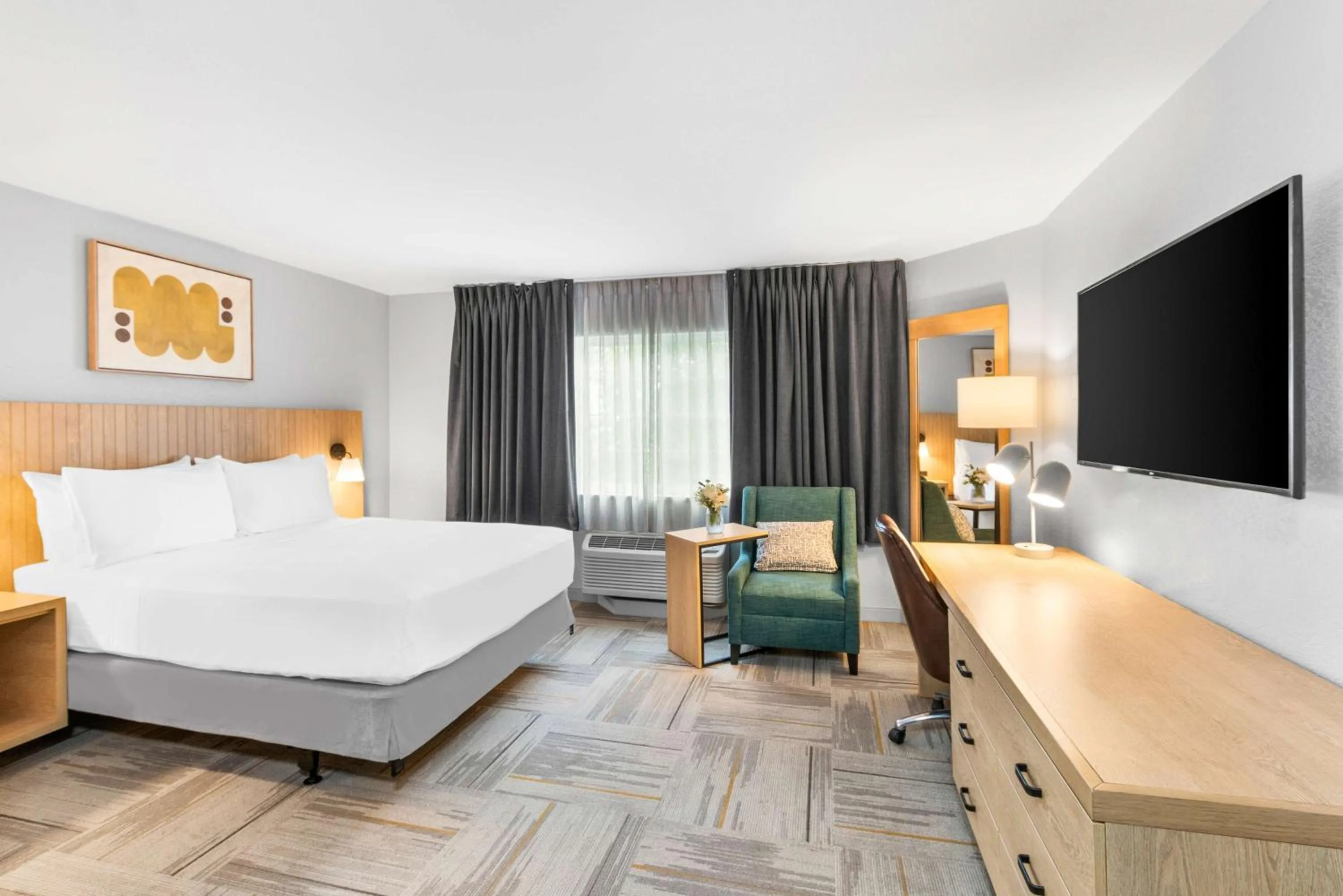 Photo of the whole room, Bed in Sonesta Simply Suites Austin South